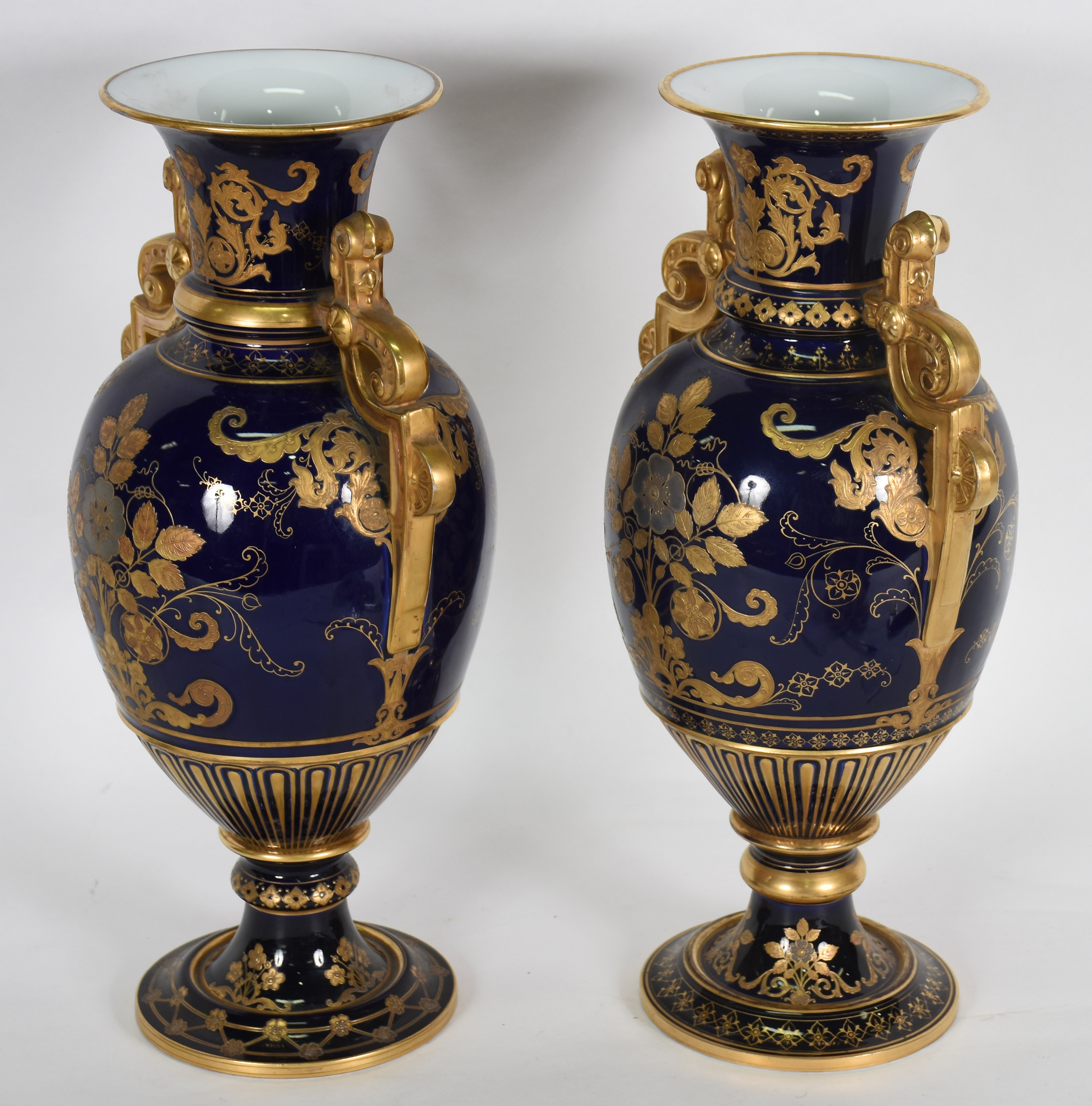 Par de belíssimas ânforas de porcelana Européia azul cobalto... - foto 2 de 5