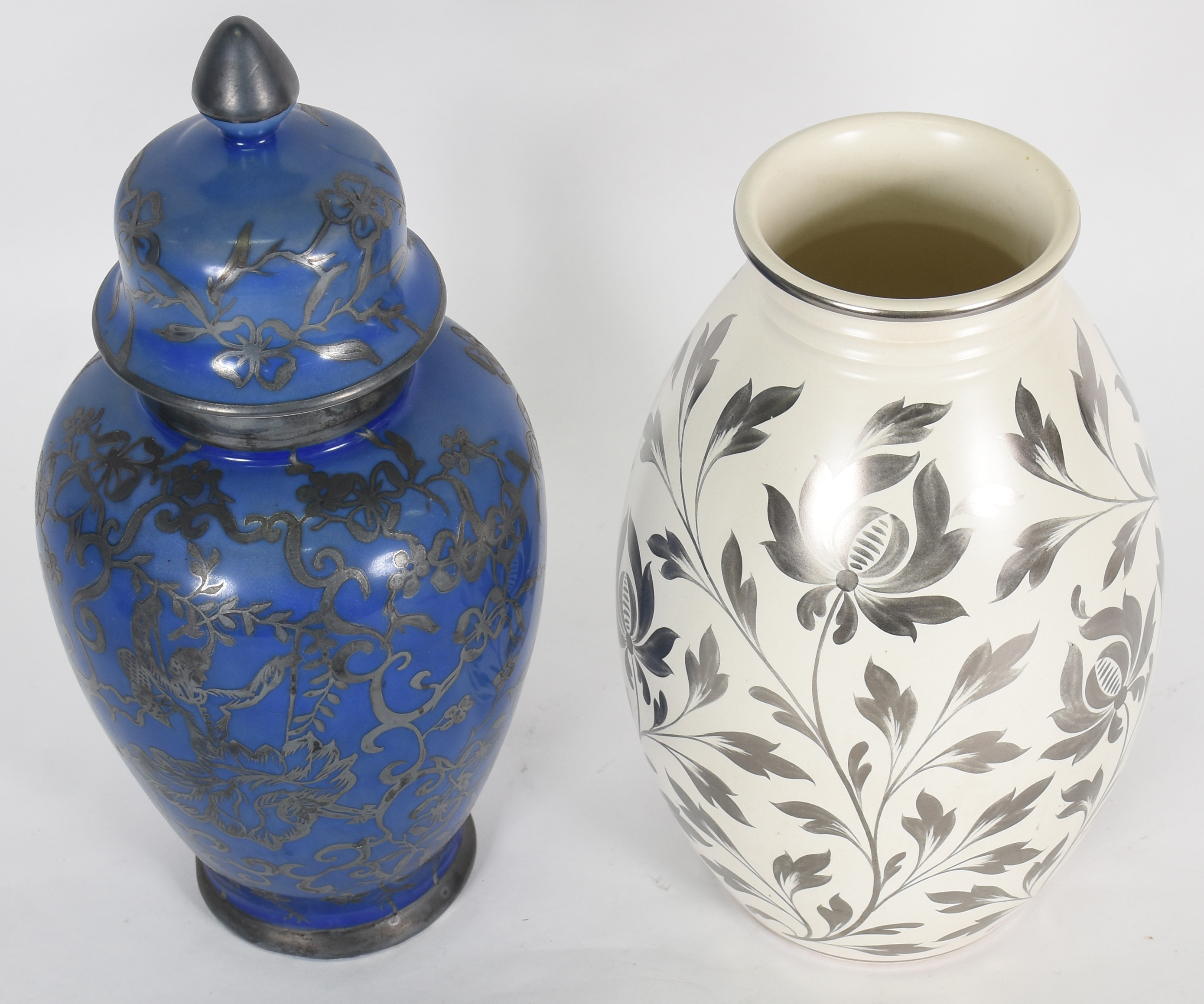 Duas peças de porcelana, sendo um Potiche azul com guirlandas... - foto 2 de 5