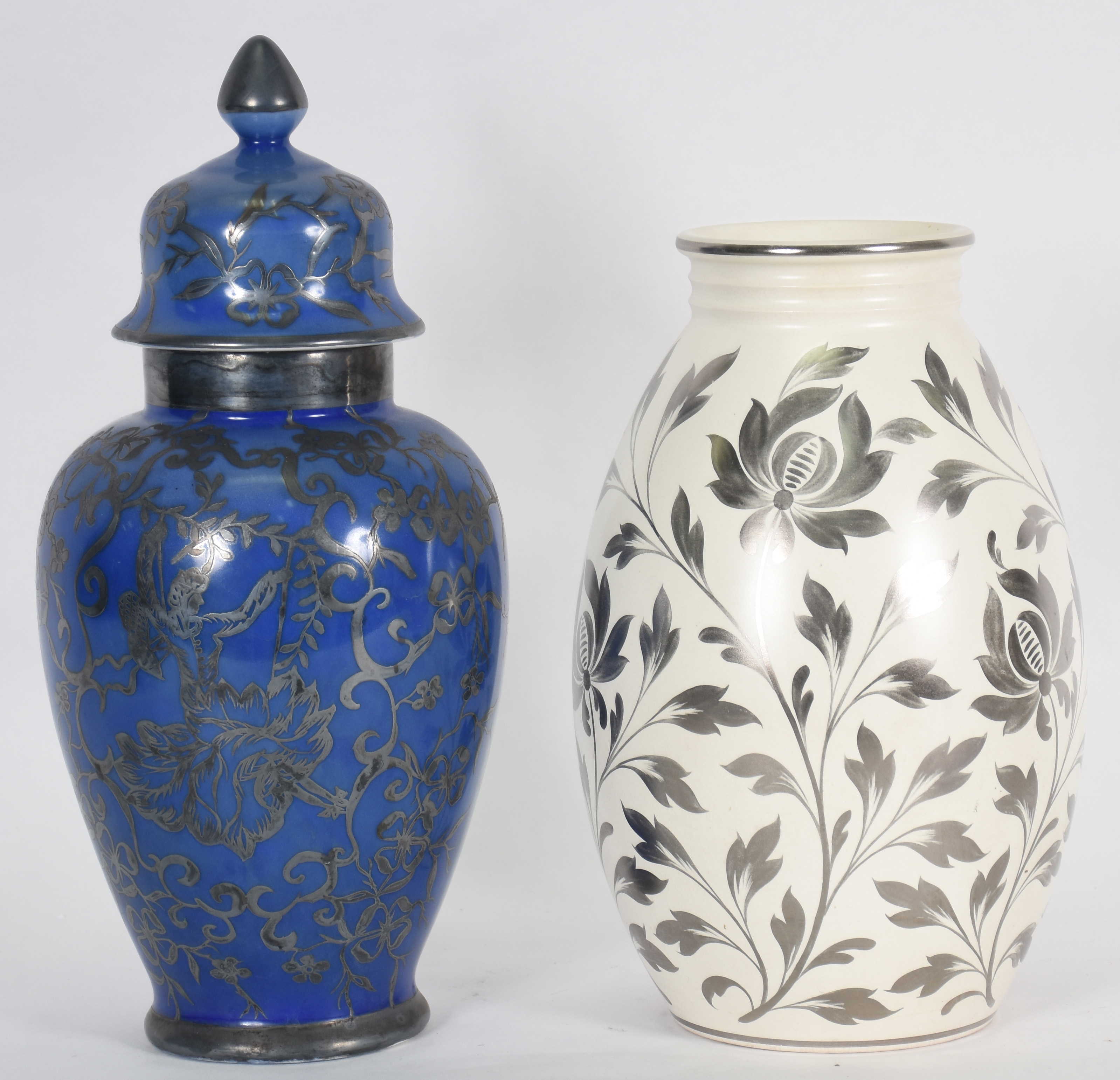 Duas peças de porcelana, sendo um Potiche azul com guirlandas... - foto 1 de 5