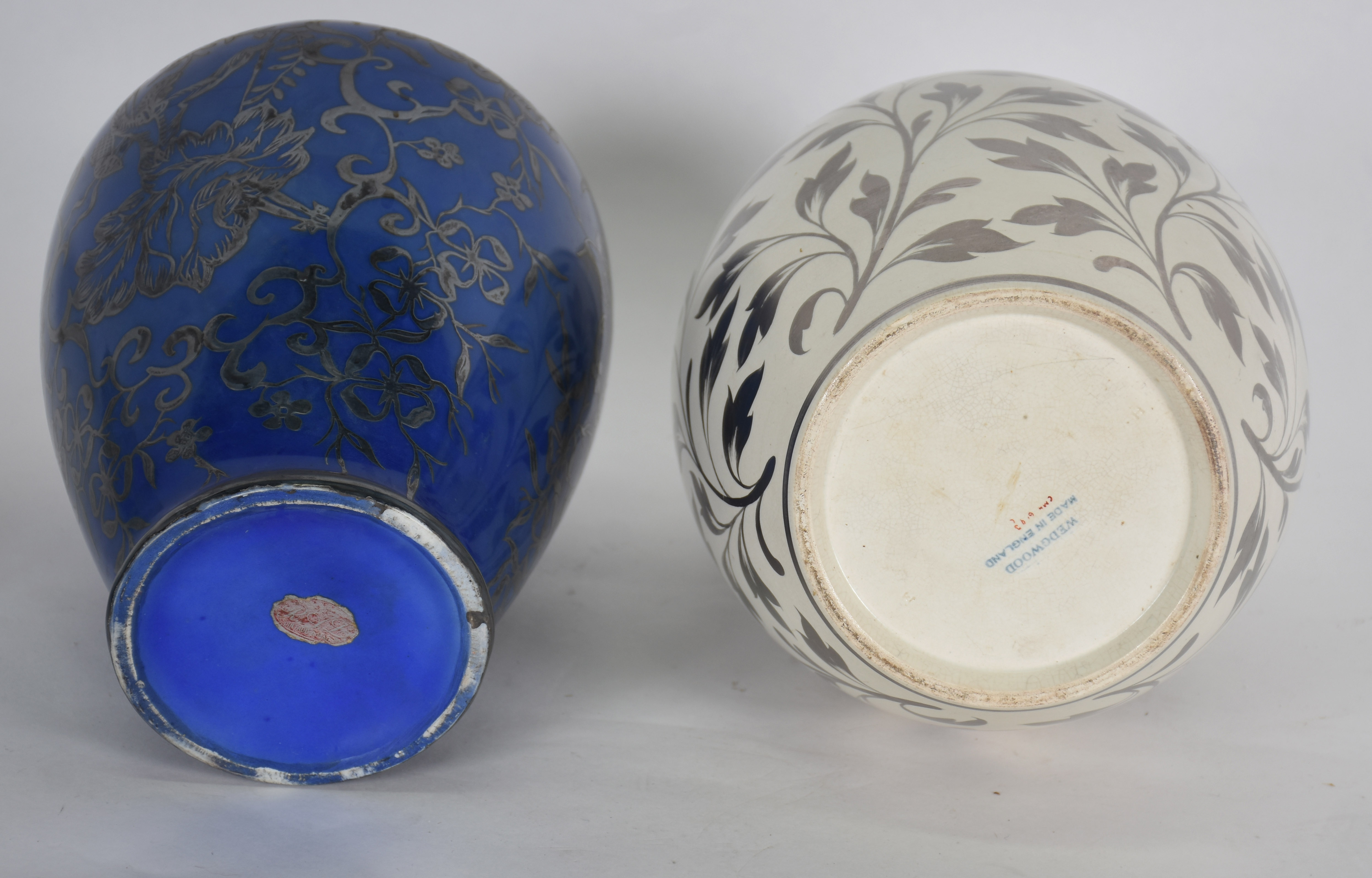 Duas peças de porcelana, sendo um Potiche azul com guirlandas... - foto 3 de 5