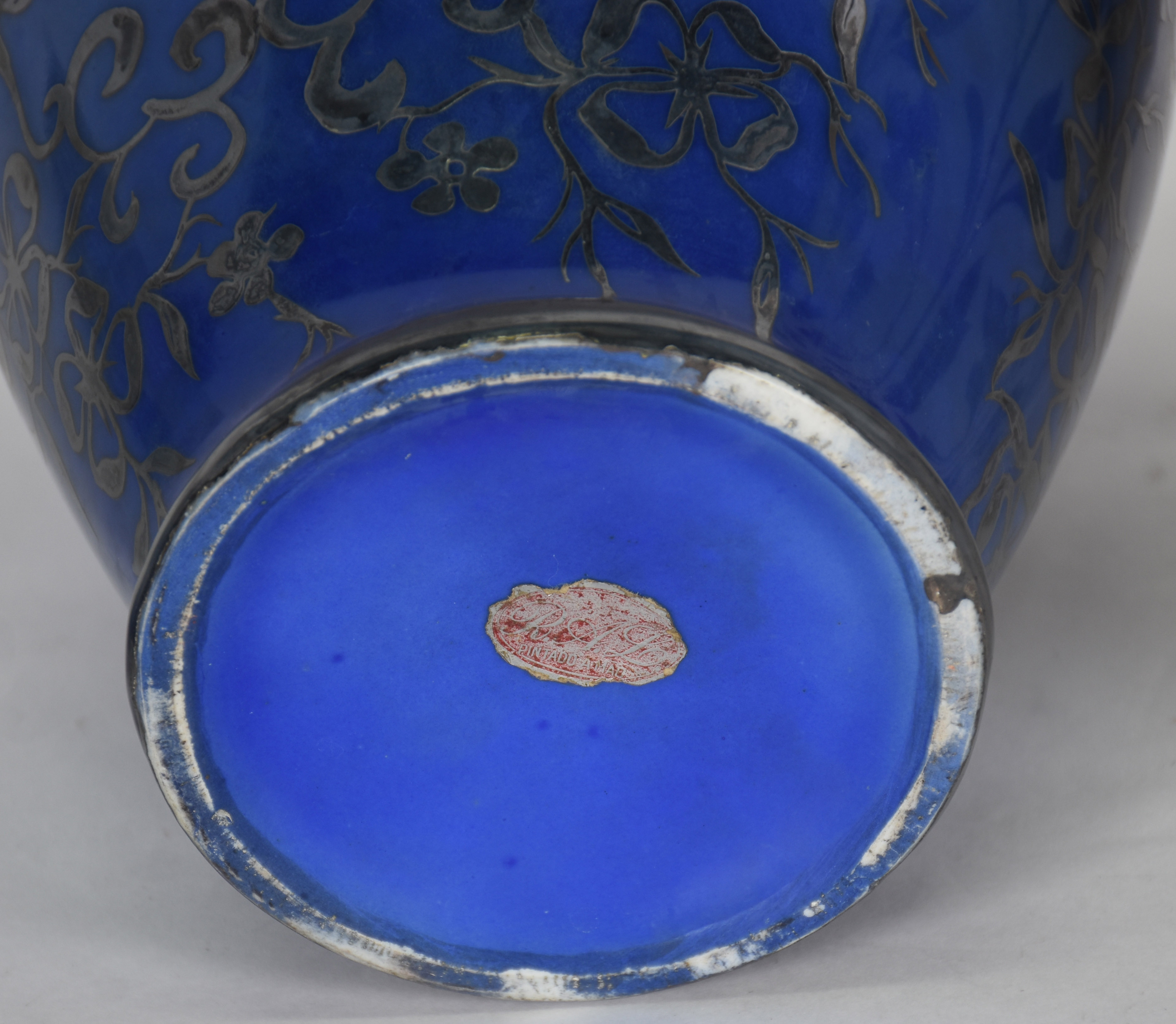 Duas peças de porcelana, sendo um Potiche azul com guirlandas... - foto 4 de 5