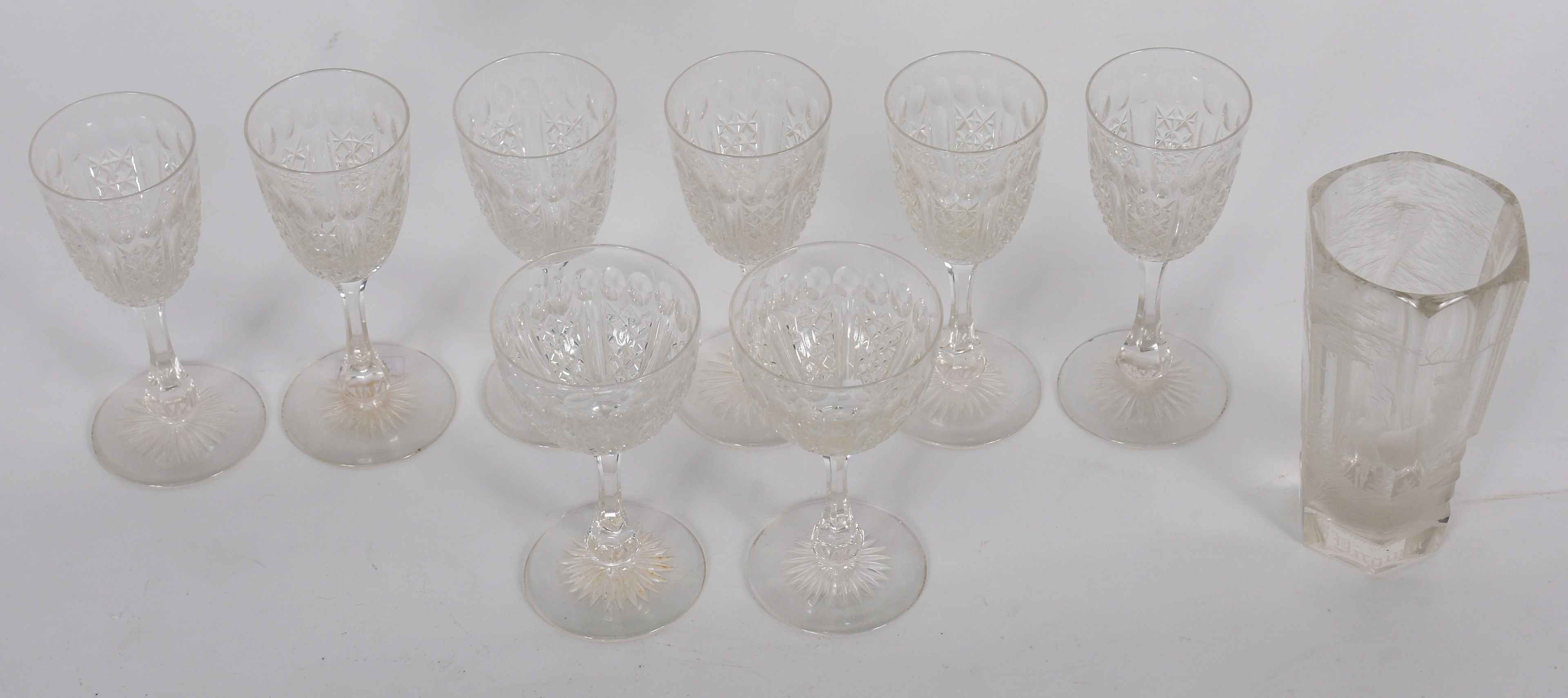 Diversas peças de cristal, sendo: Seis cálices para licor , 2 para... - foto 1 de 6