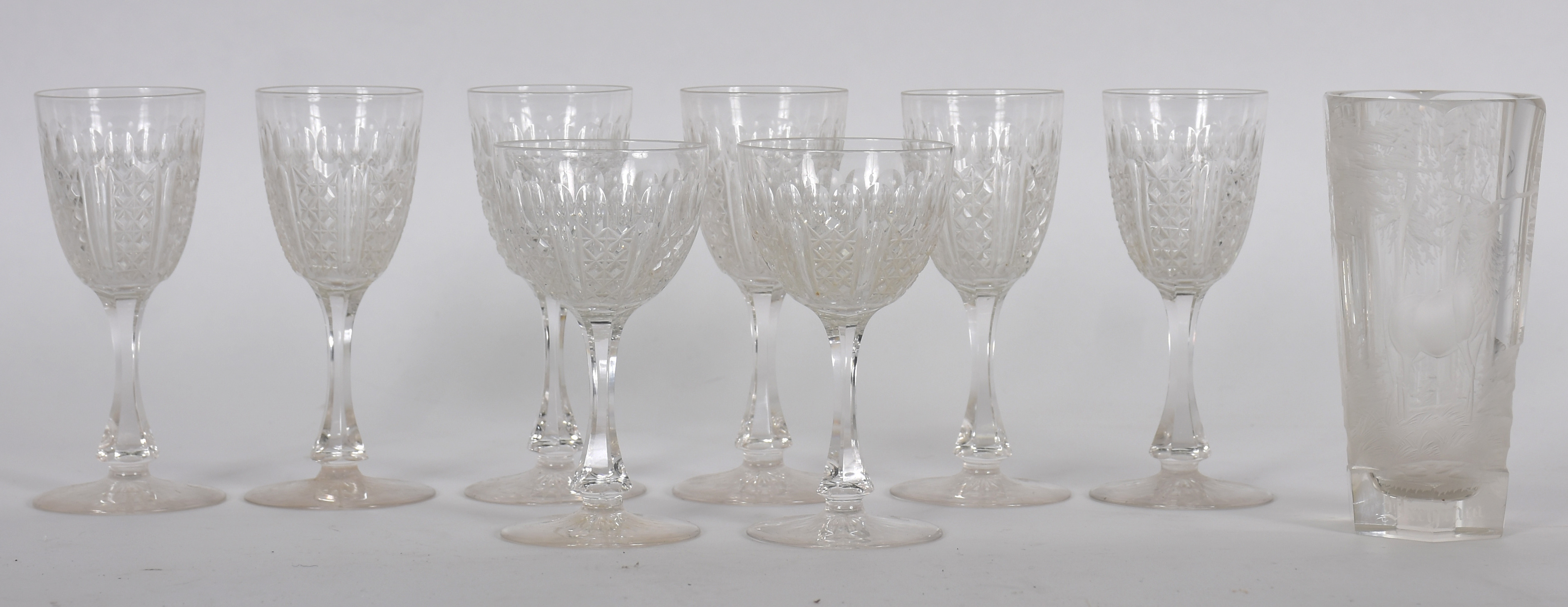 Diversas peças de cristal, sendo: Seis cálices para licor , 2 para... - foto 2 de 6