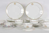 Cinco xícaras de chá com pires e pratinhos de s... - Cinco xícaras de chá com pires e pratinhos de sobremesa de porcelana francesa Limoges, monogramadas e com frisos dourados,  e 2 xicaras japonesa...