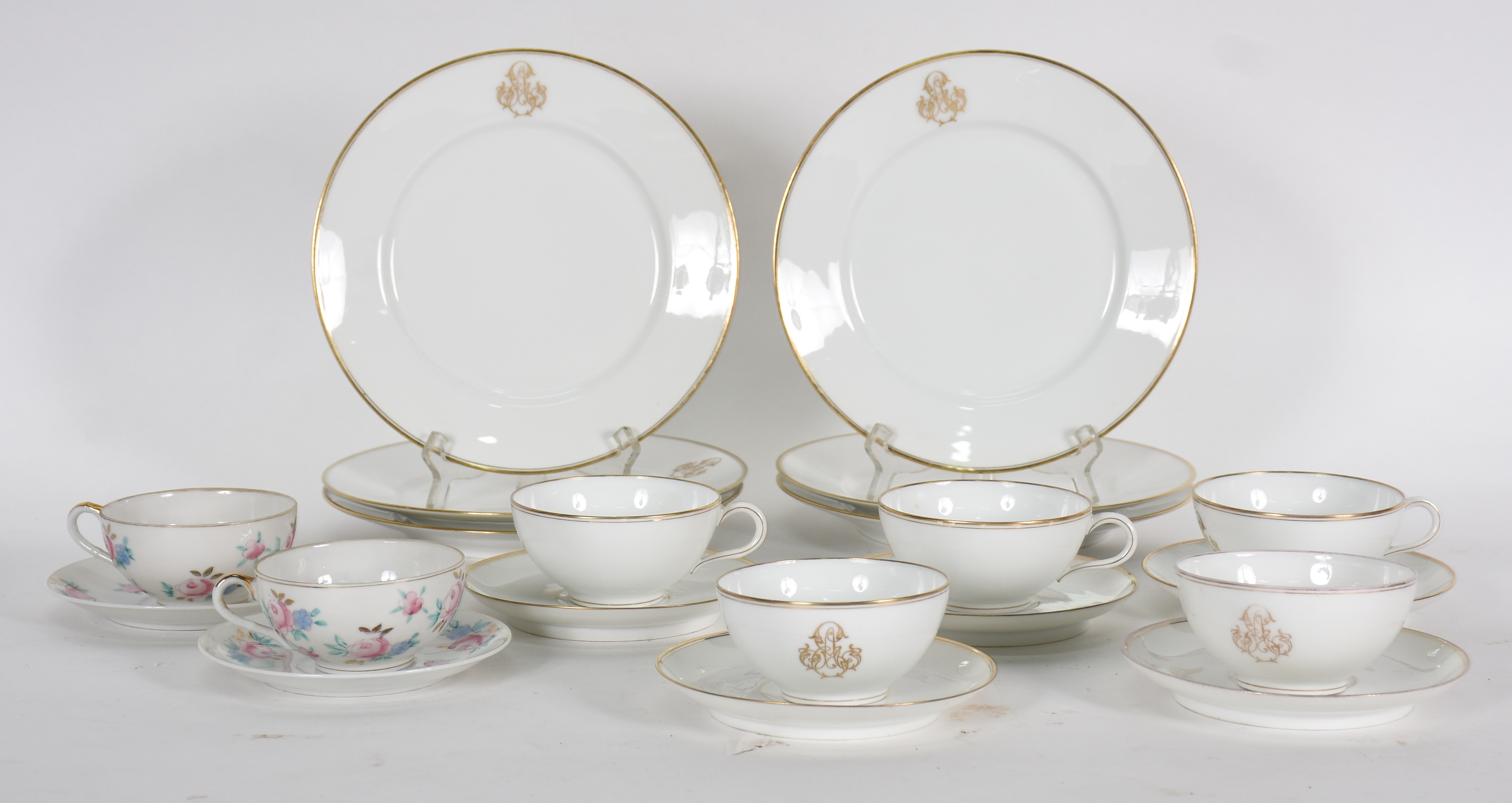 Cinco xícaras de chá com pires e pratinhos de sobremesa de porcelana... - foto 1 de 5