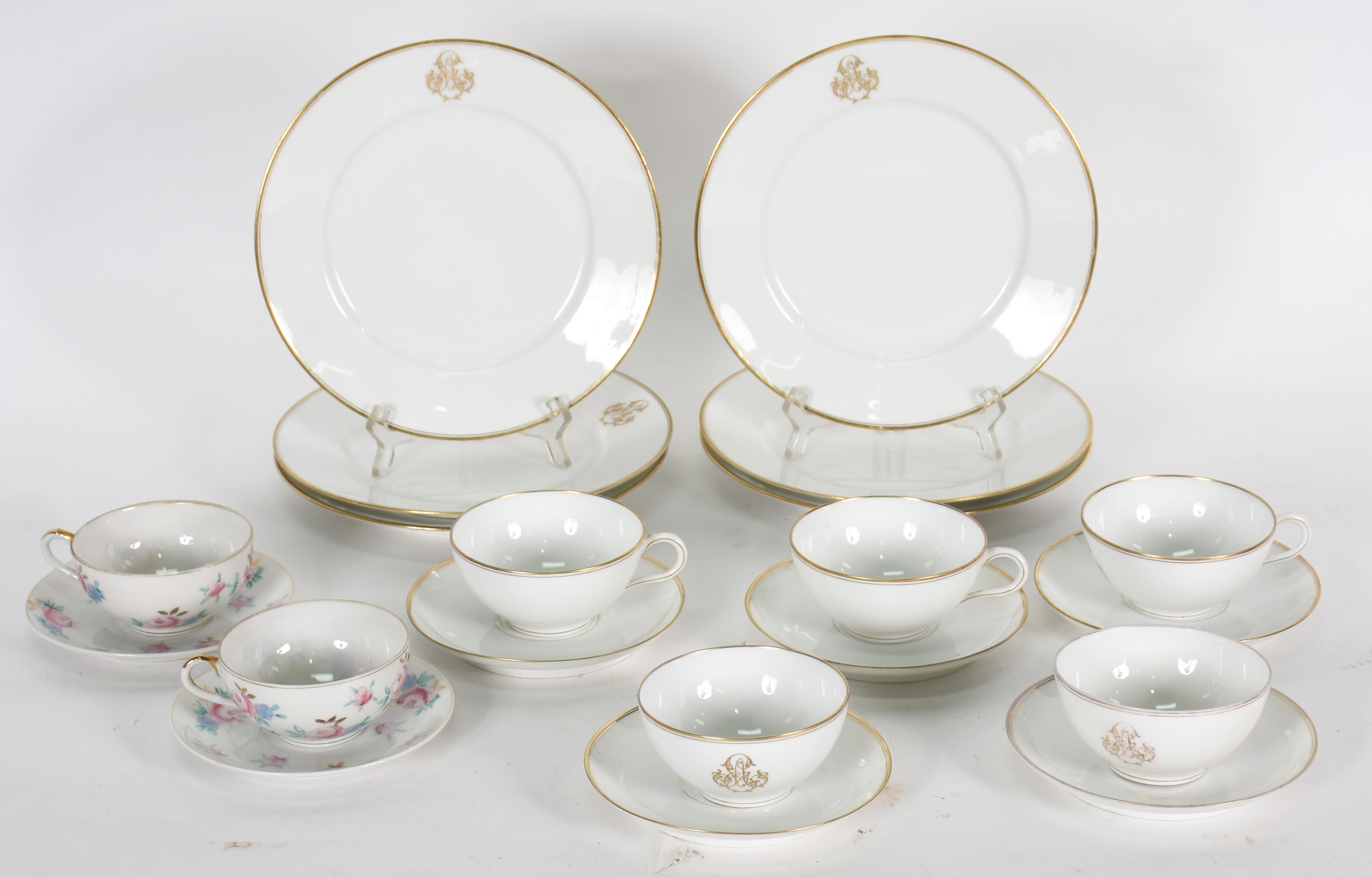Cinco xícaras de chá com pires e pratinhos de sobremesa de porcelana... - foto 2 de 5