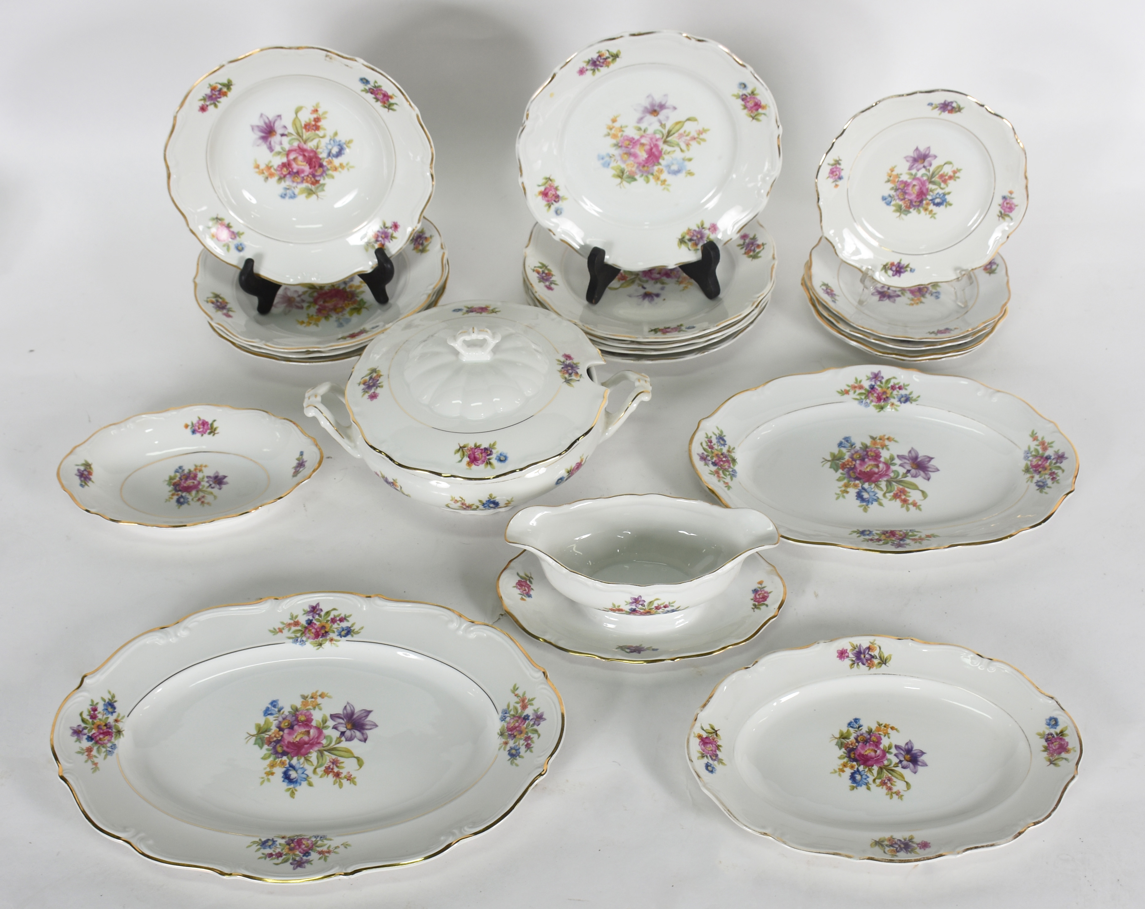 Serviço de jantar de porcelana Polonesa , composto de : 5 pratos... - foto 1 de 4