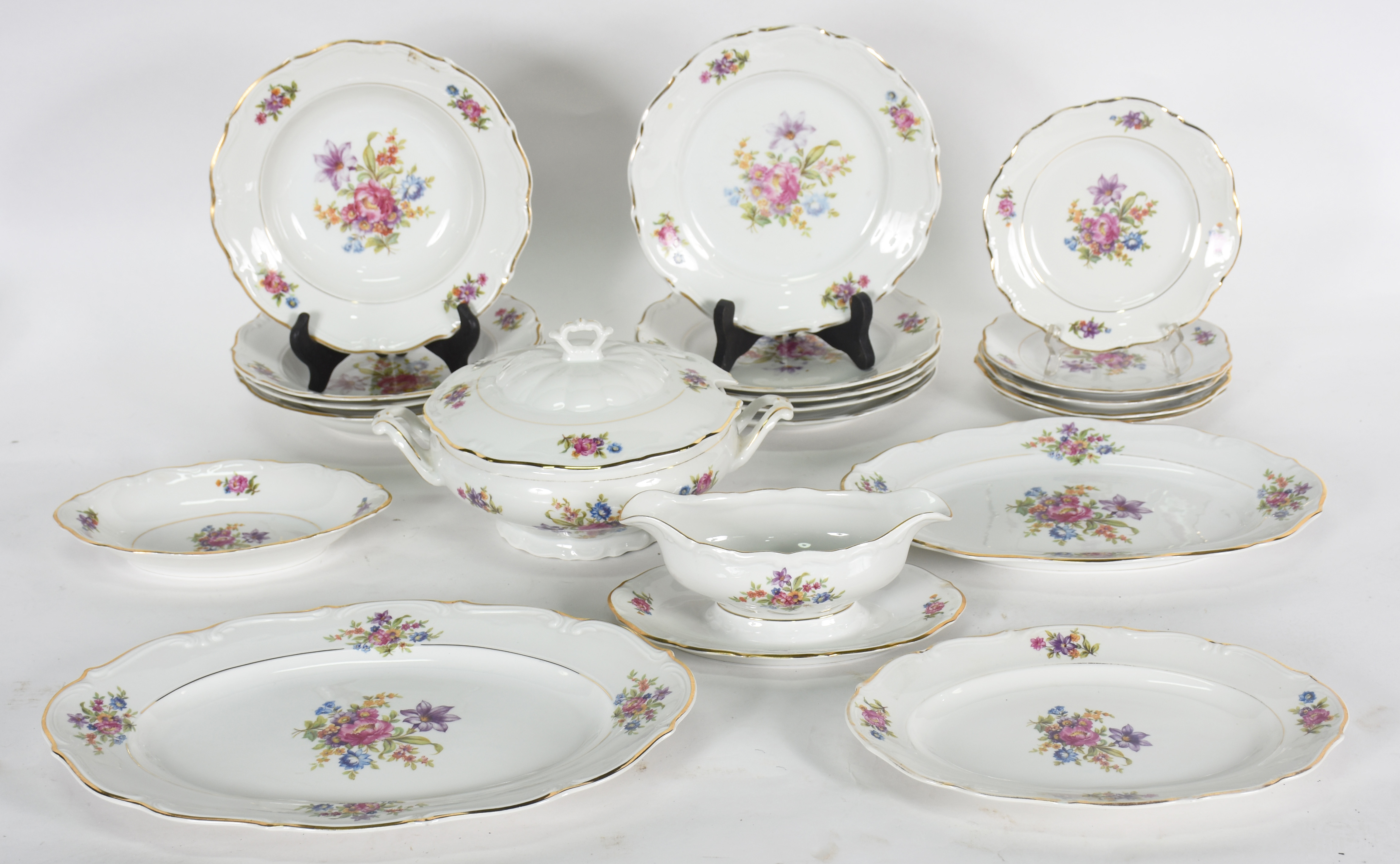 Serviço de jantar de porcelana Polonesa , composto de : 5 pratos... - foto 2 de 4