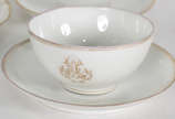 Cinco xícaras de chá com pires e pratinhos de s... - Cinco xícaras de chá com pires e pratinhos de sobremesa de porcelana francesa Limoges, monogramadas e com frisos dourados,  e 2 xicaras japonesa...