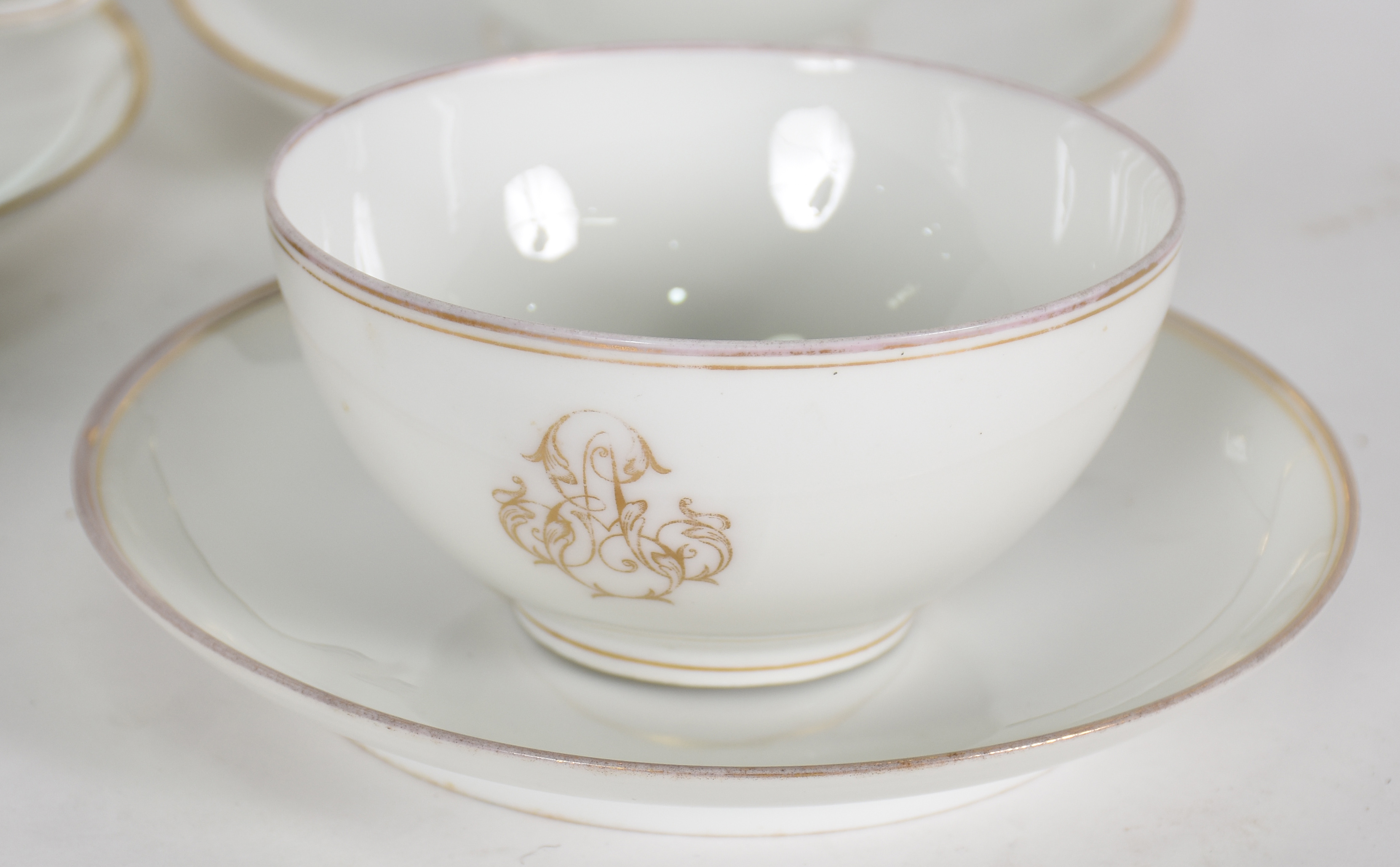 Cinco xícaras de chá com pires e pratinhos de sobremesa de porcelana... - foto 3 de 5
