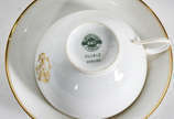 Cinco xícaras de chá com pires e pratinhos de s... - Cinco xícaras de chá com pires e pratinhos de sobremesa de porcelana francesa Limoges, monogramadas e com frisos dourados,  e 2 xicaras japonesa...