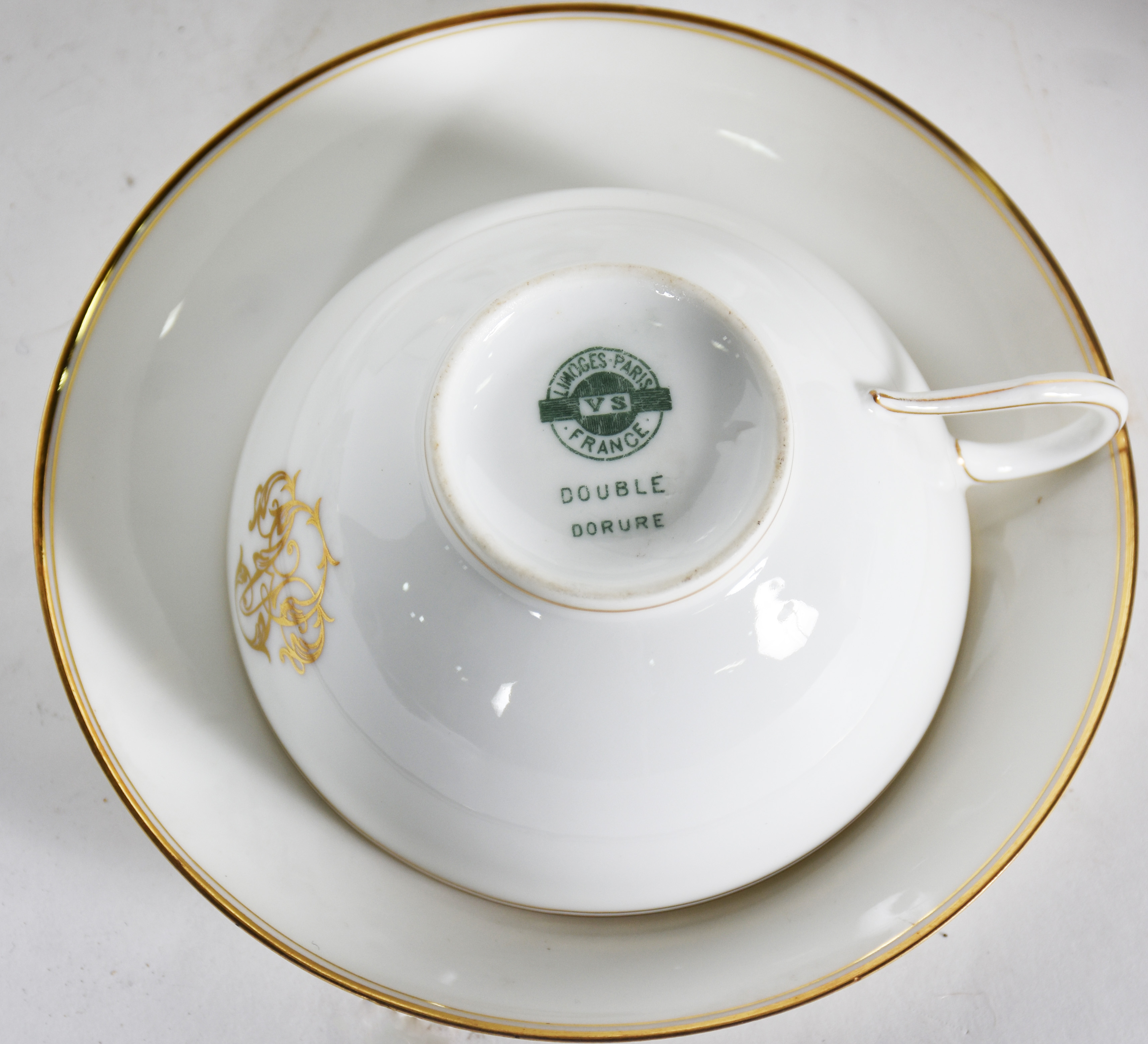 Cinco xícaras de chá com pires e pratinhos de sobremesa de porcelana... - foto 4 de 5