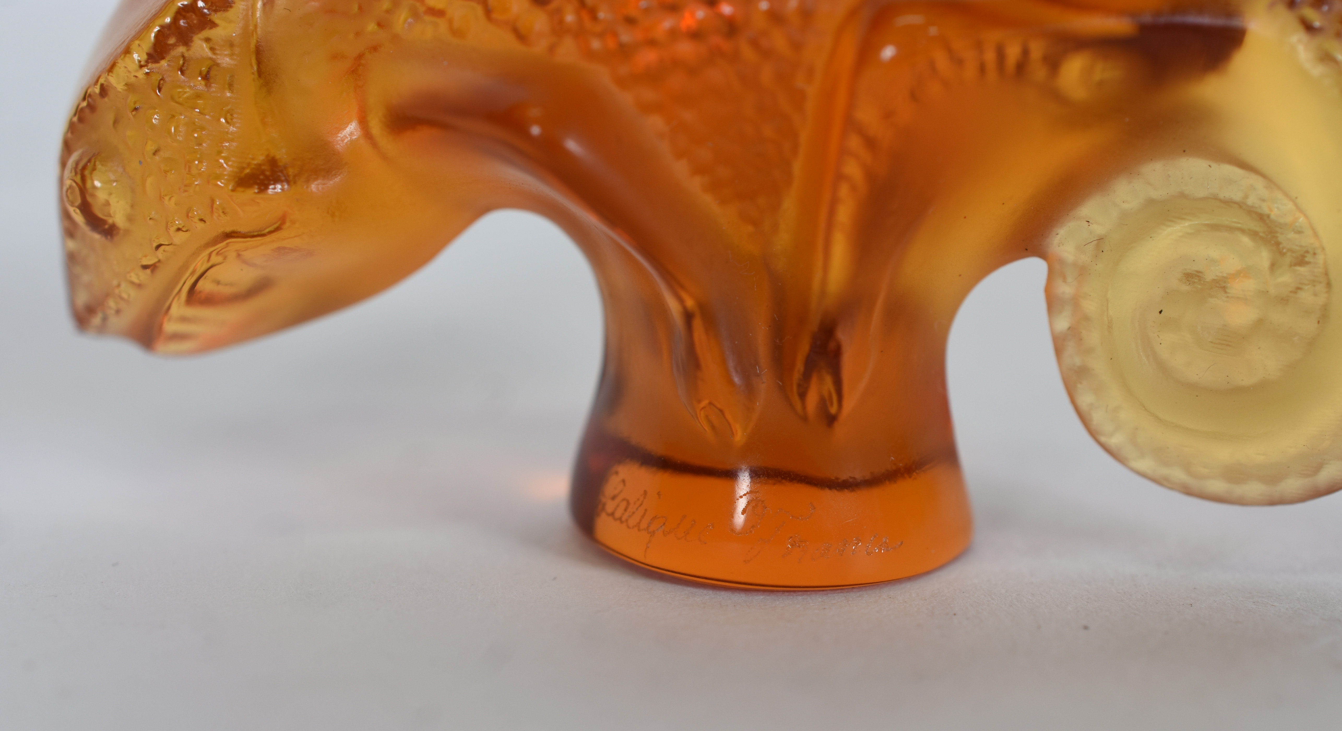 LALIQUE - Pequena estatueta de cristal na cor âmbar representando... - foto 5 de 5