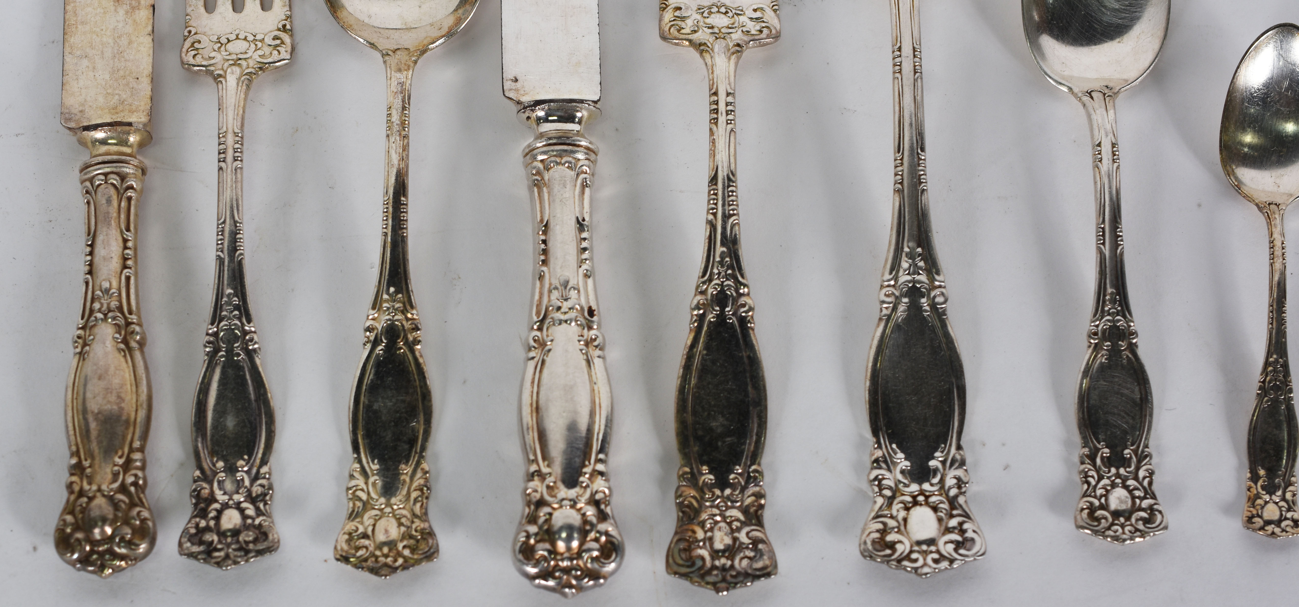 Faqueiro de metal WMA Robers, composto : 13 garfos , 15 facas, 12... - foto 2 de 3