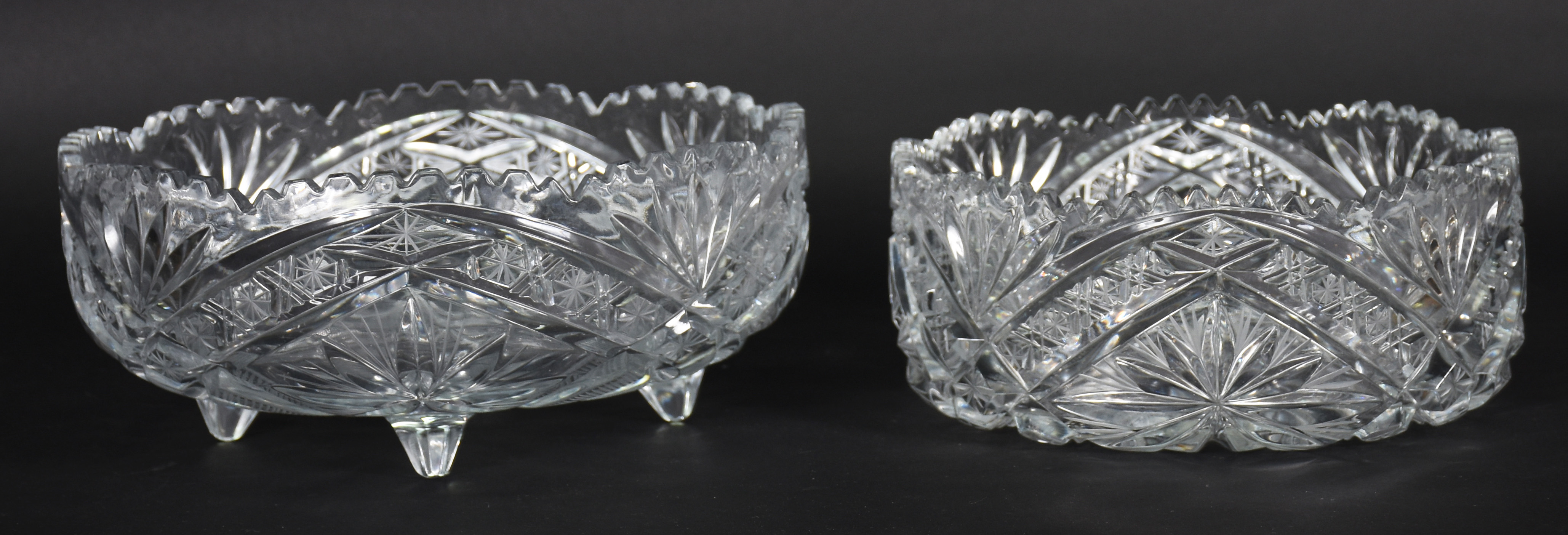 Duas fruteiras de cristal tcheco lapidado, feitio redondo, uma delas... - foto 1 de 3