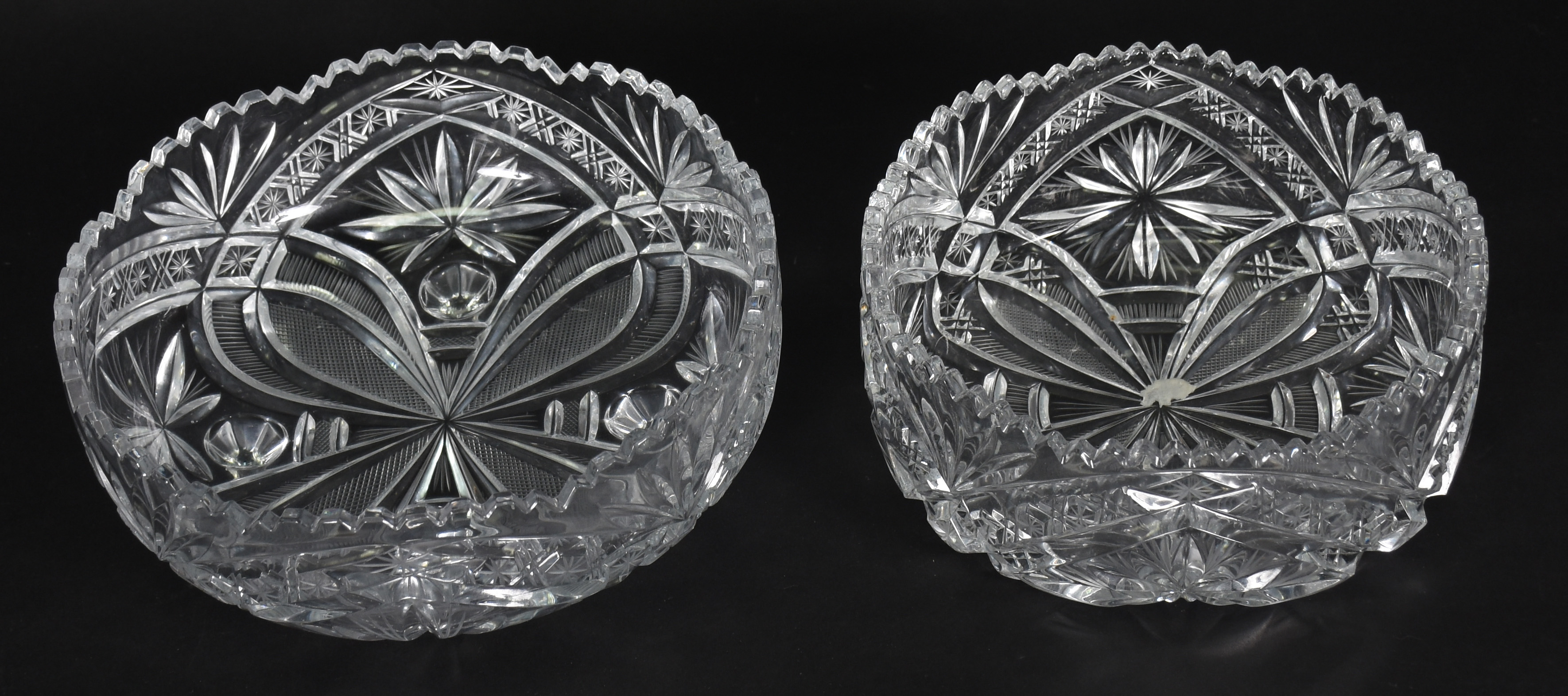 Duas fruteiras de cristal tcheco lapidado, feitio redondo, uma delas... - foto 2 de 3