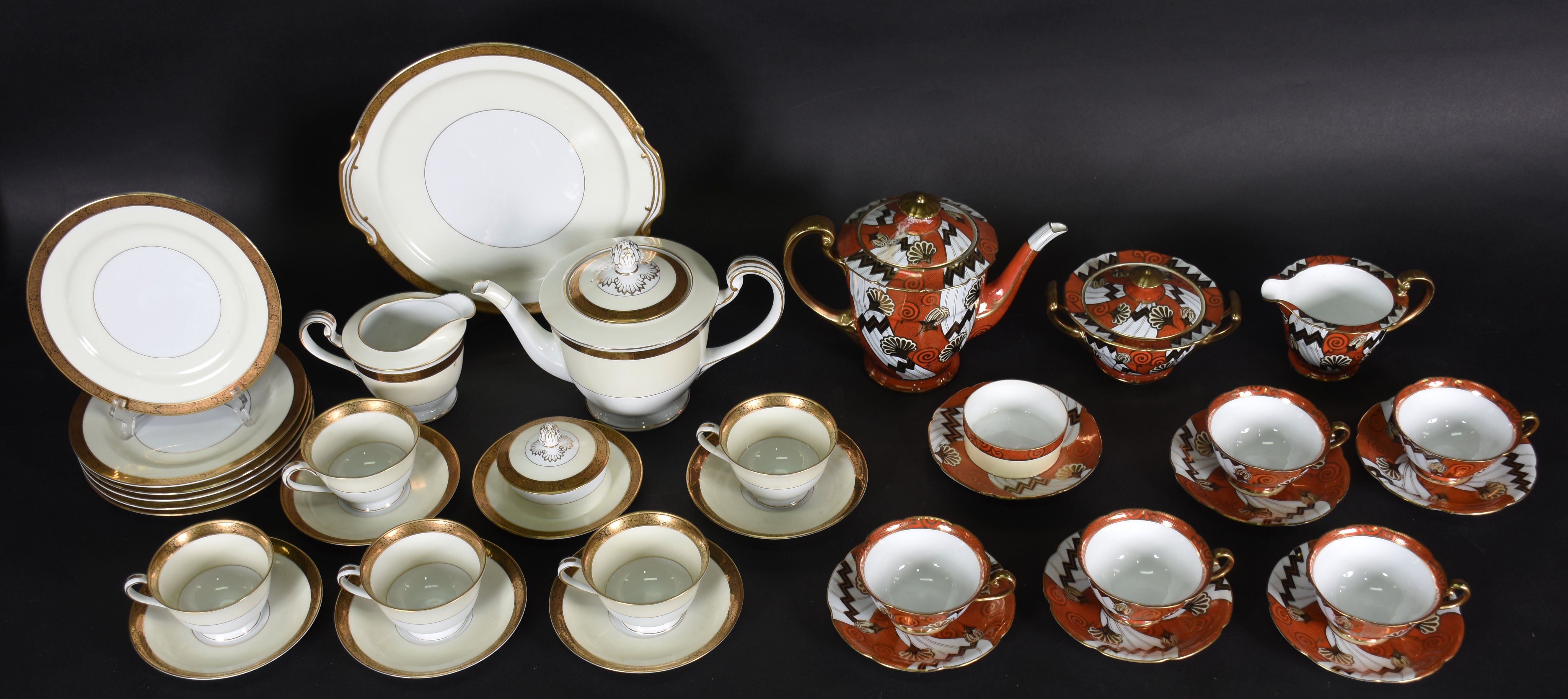 Dois aparelhos de chá de porcelana Noritake , sendo: a)5 xícaras com... - foto 1 de 5