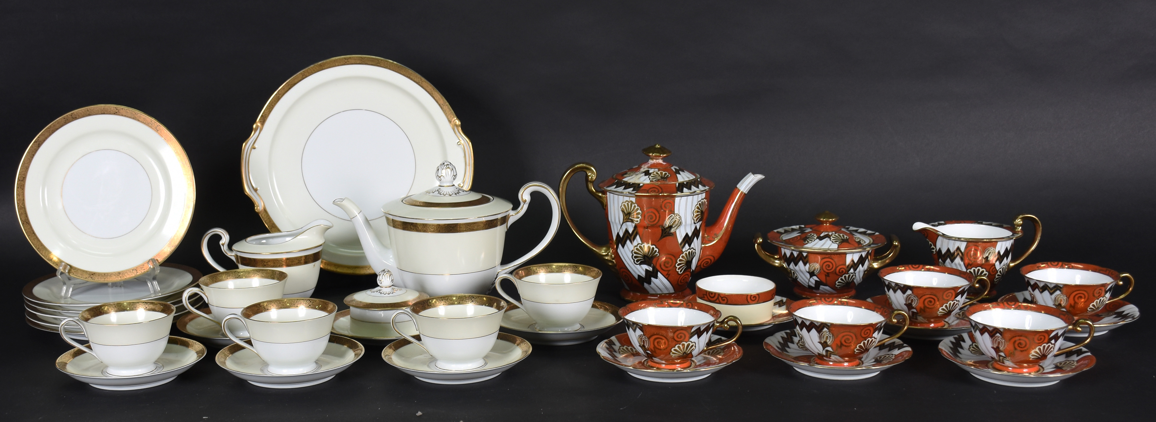 Dois aparelhos de chá de porcelana Noritake , sendo: a)5 xícaras com... - foto 2 de 5