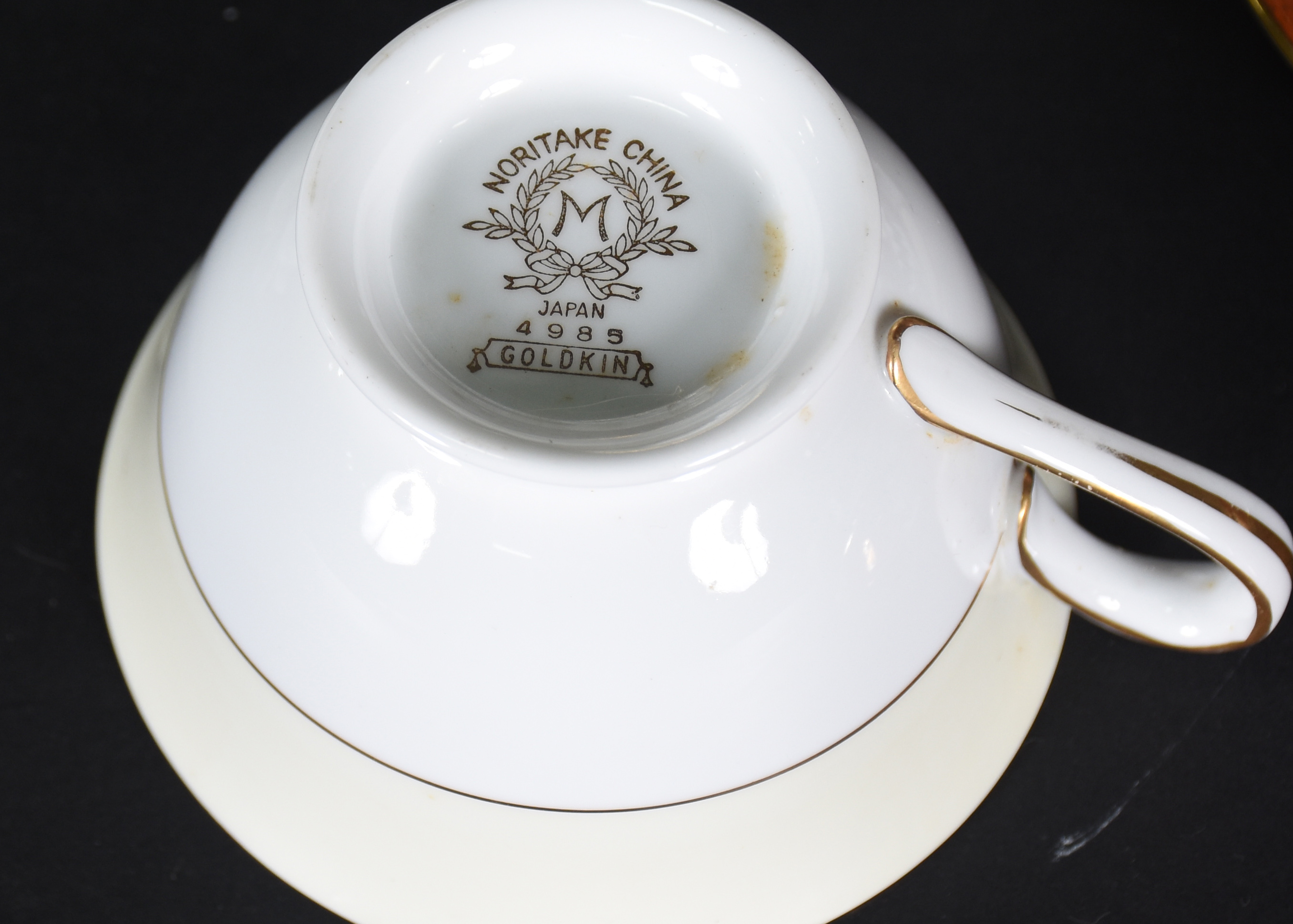 Dois aparelhos de chá de porcelana Noritake , sendo: a)5 xícaras com... - foto 4 de 5