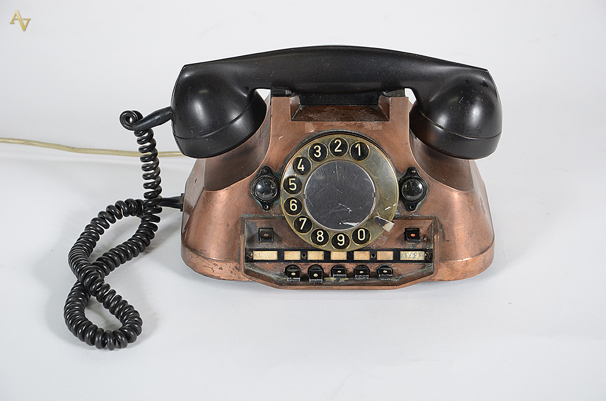Antigo telefone de metal (com oxidações). Altura 16 cm.