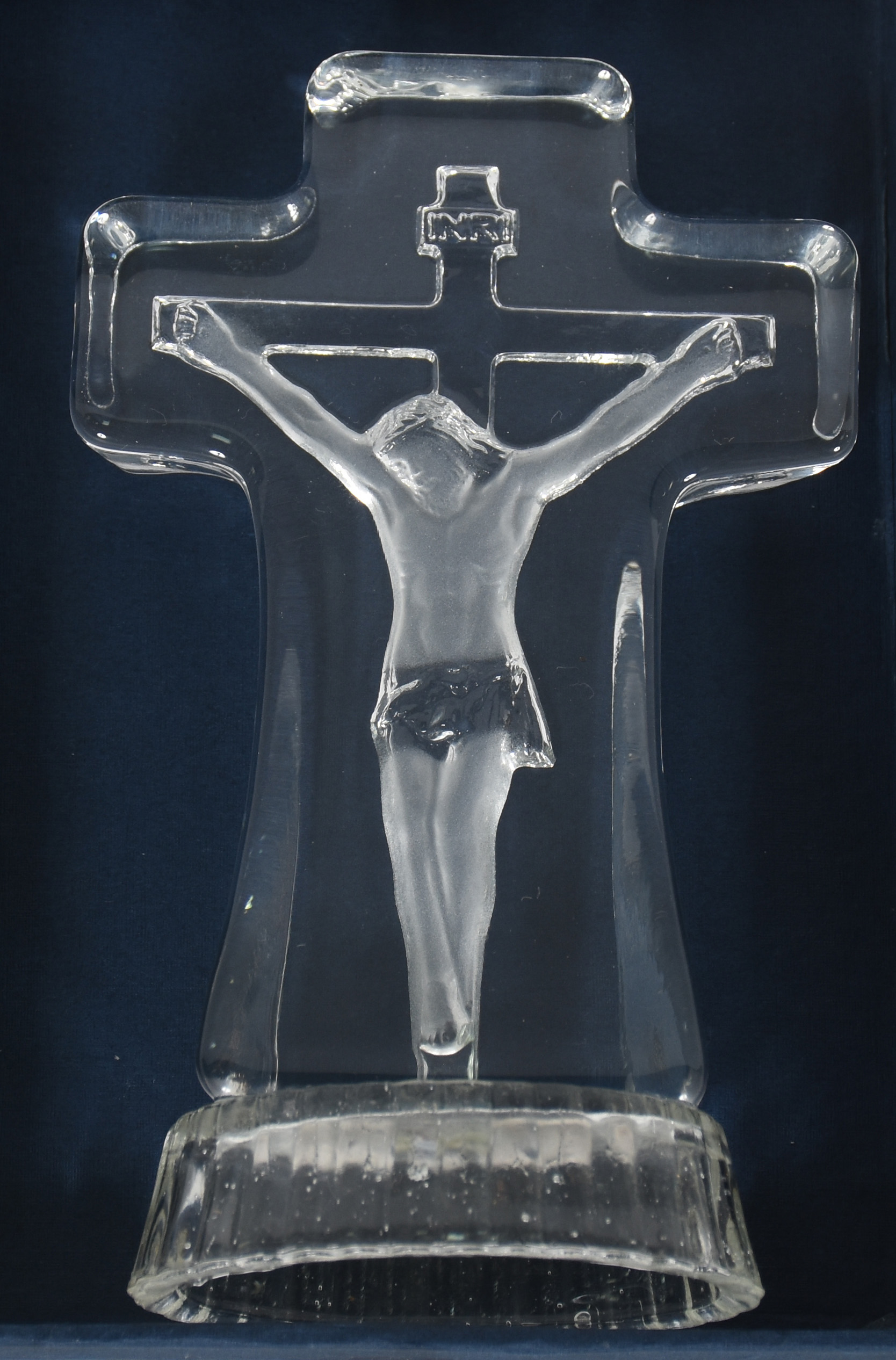 Crucifixo com figura de Cristo em vidro fosco . - foto 1 de 2
