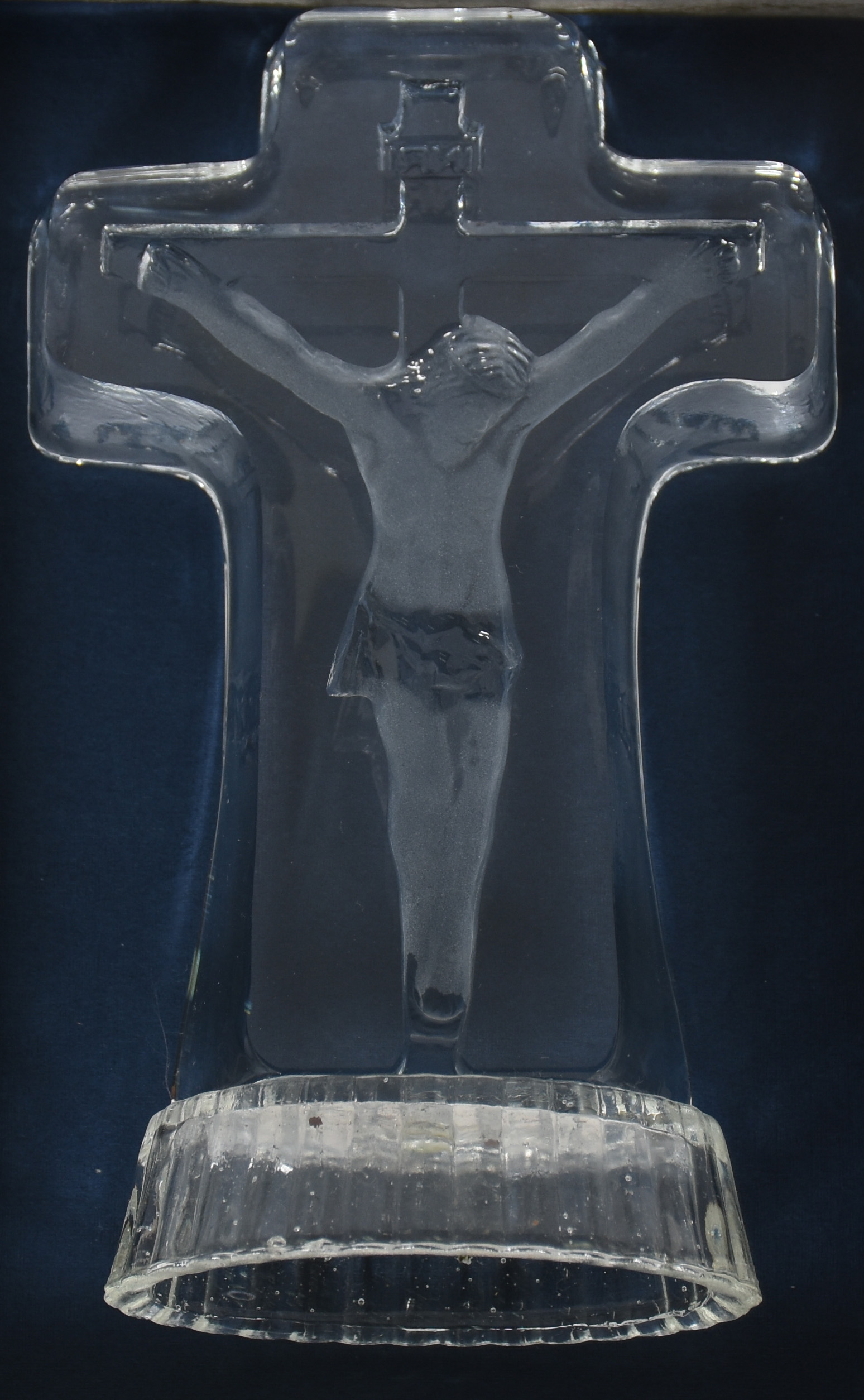 Crucifixo com figura de Cristo em vidro fosco . - foto 2 de 2