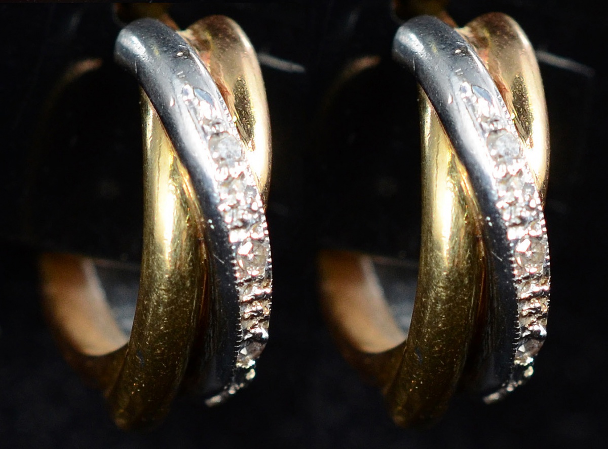 Par de brincos de ouro branco e amarelo 18 k, modelo argola com...
