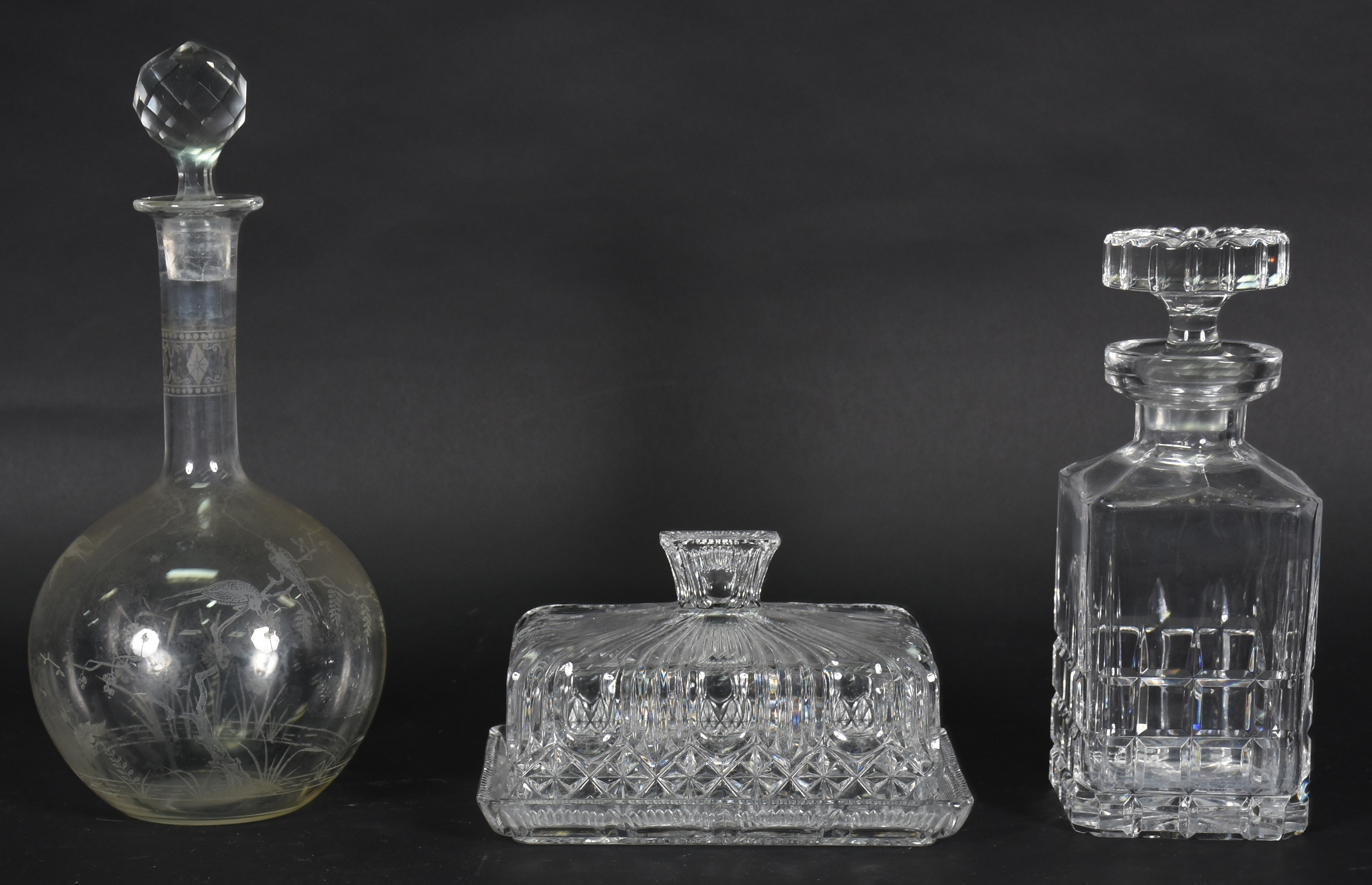 Três peças de cristal: 2 garrafas e queijeira .( bicado no pegador da... - foto 1 de 5