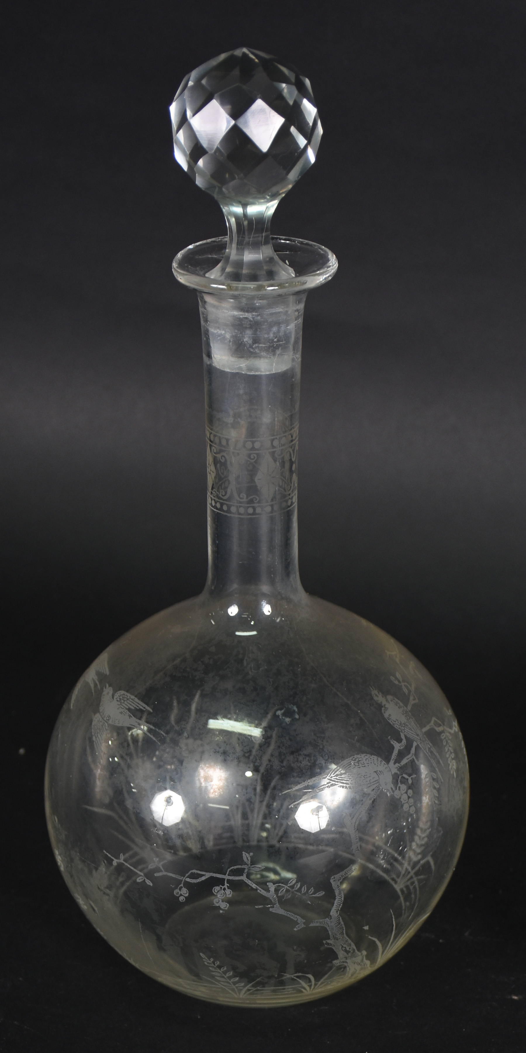 Três peças de cristal: 2 garrafas e queijeira .( bicado no pegador da... - foto 2 de 5