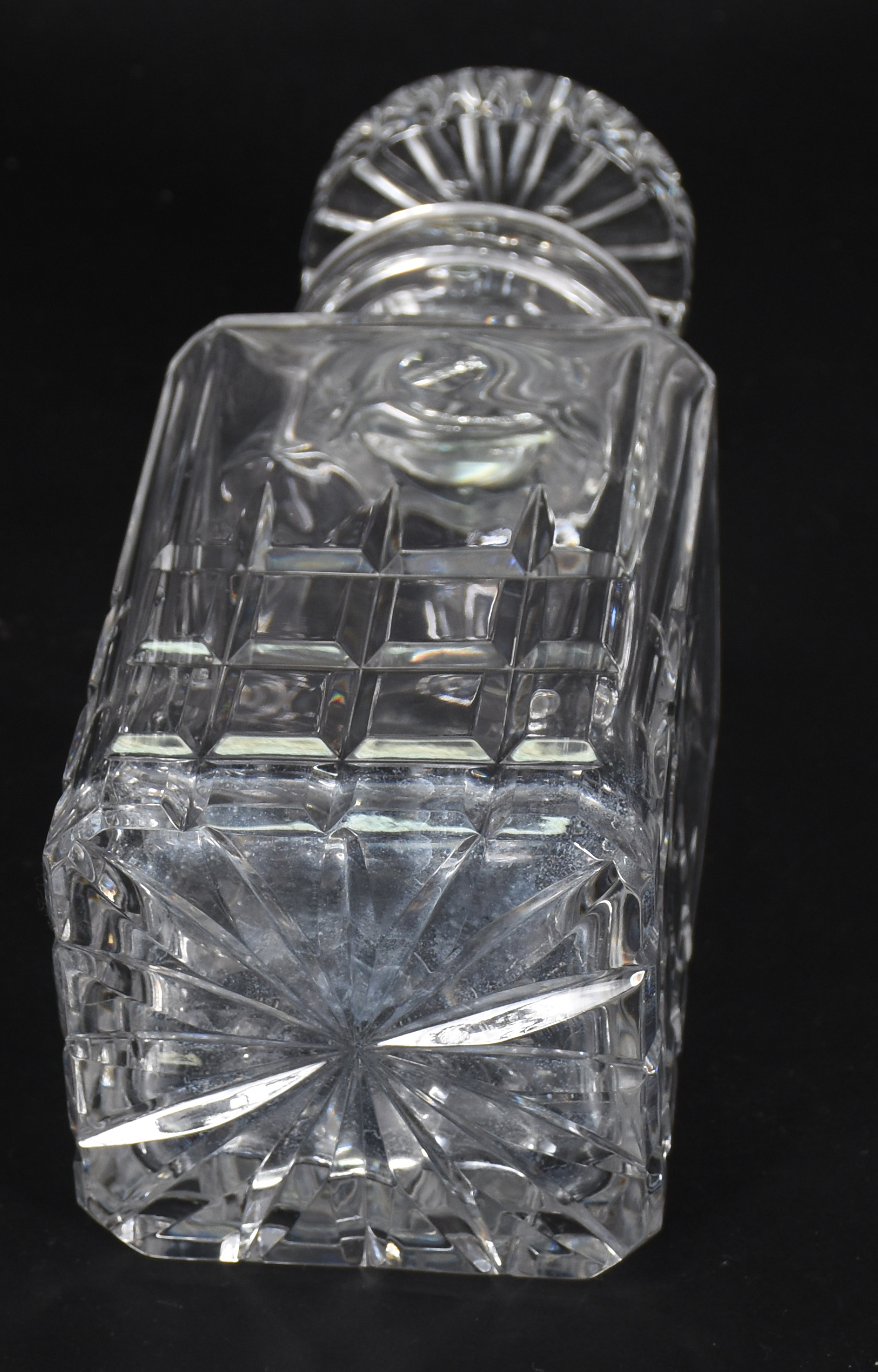 Três peças de cristal: 2 garrafas e queijeira .( bicado no pegador da... - foto 3 de 5