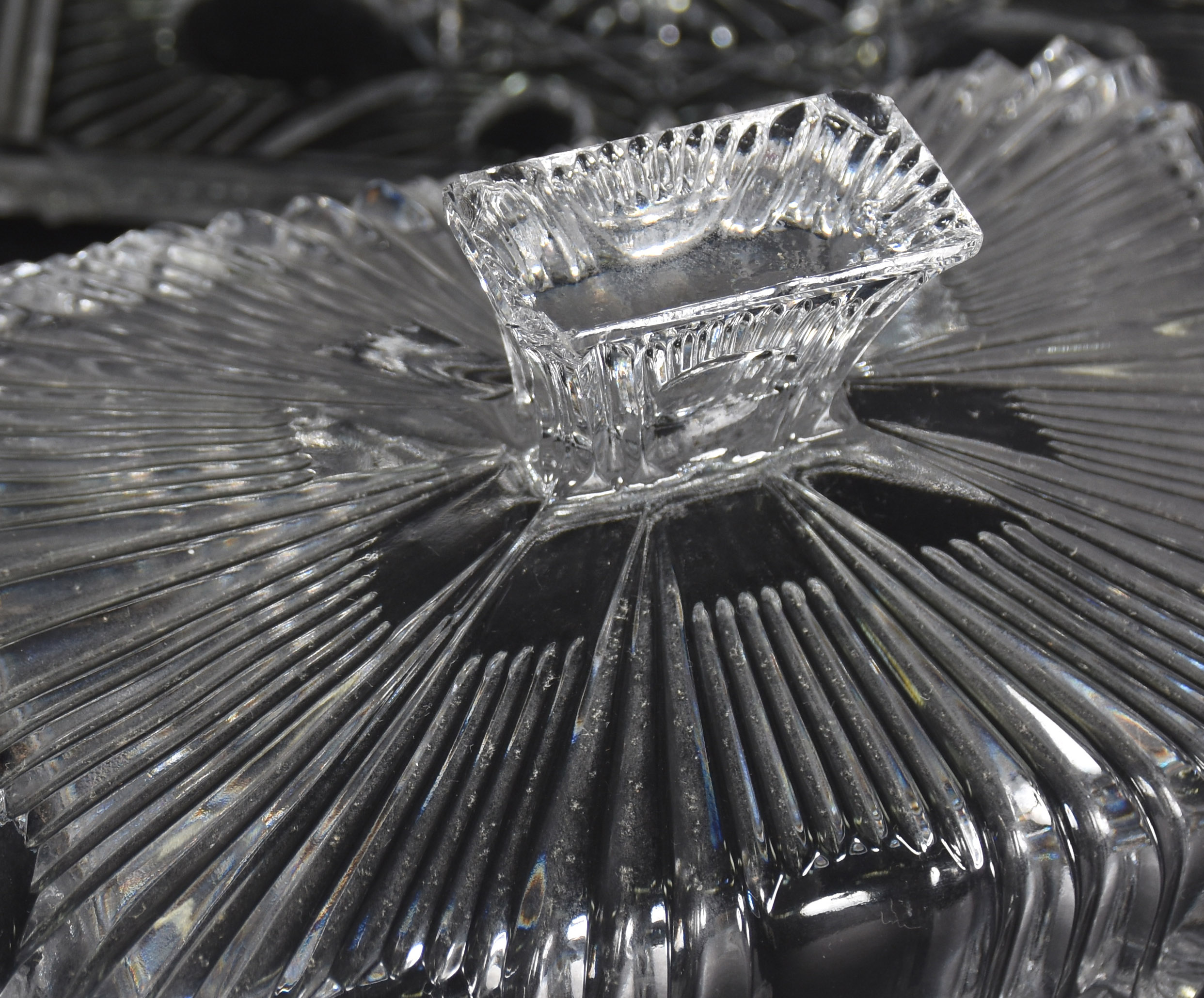 Três peças de cristal: 2 garrafas e queijeira .( bicado no pegador da... - foto 4 de 5