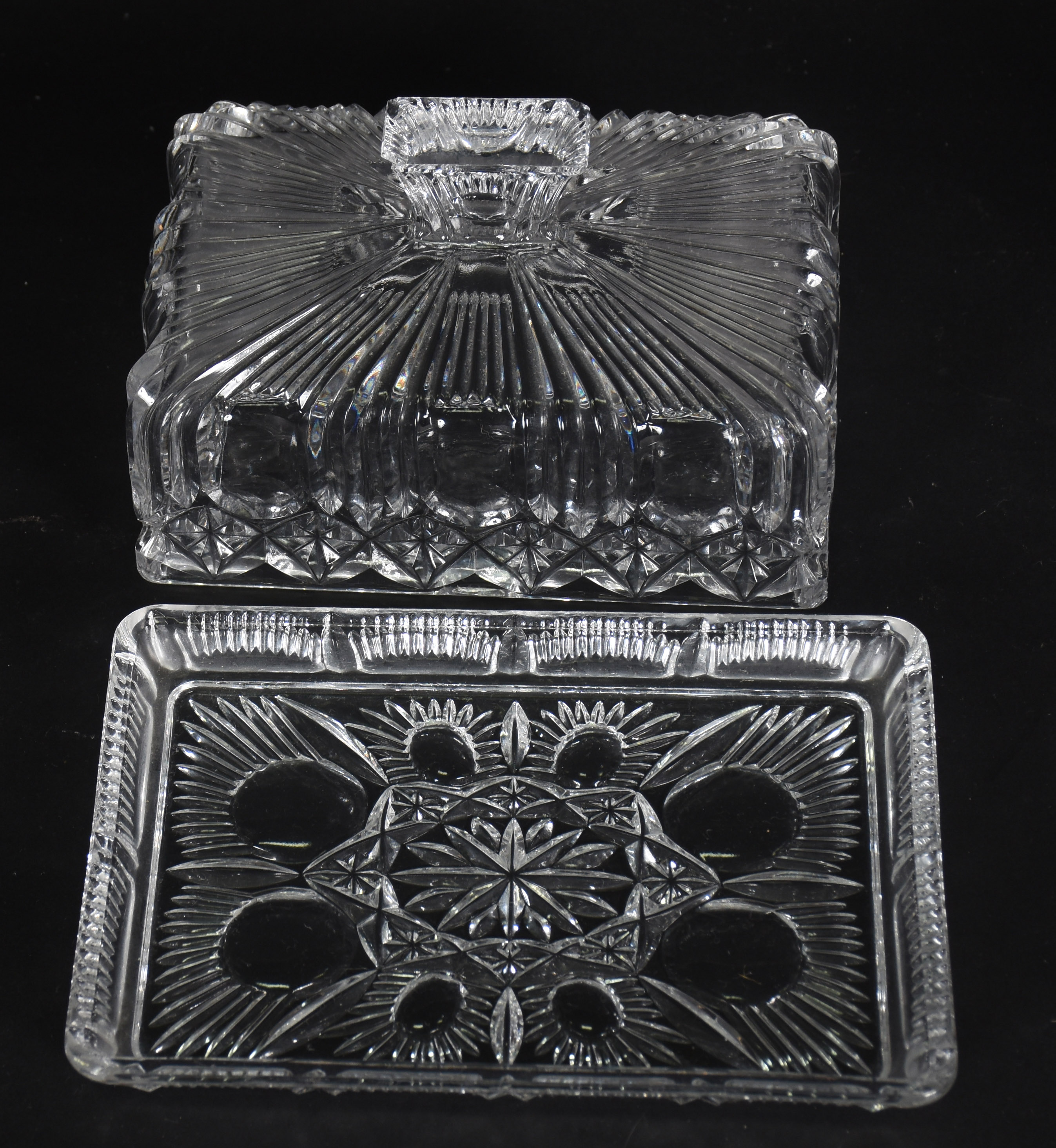 Três peças de cristal: 2 garrafas e queijeira .( bicado no pegador da... - foto 5 de 5