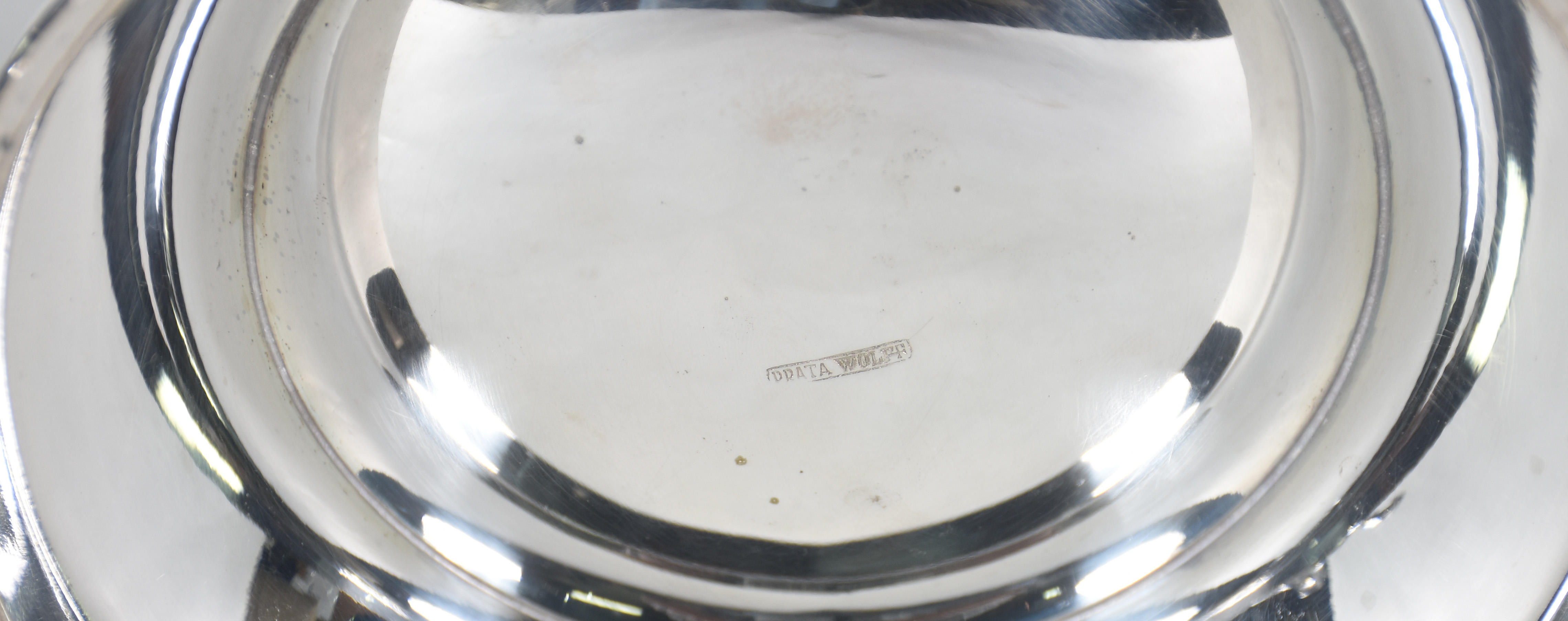 Cinco peças diversas de metal prateado, sendo : Wine cooler com 2... - foto 4 de 6