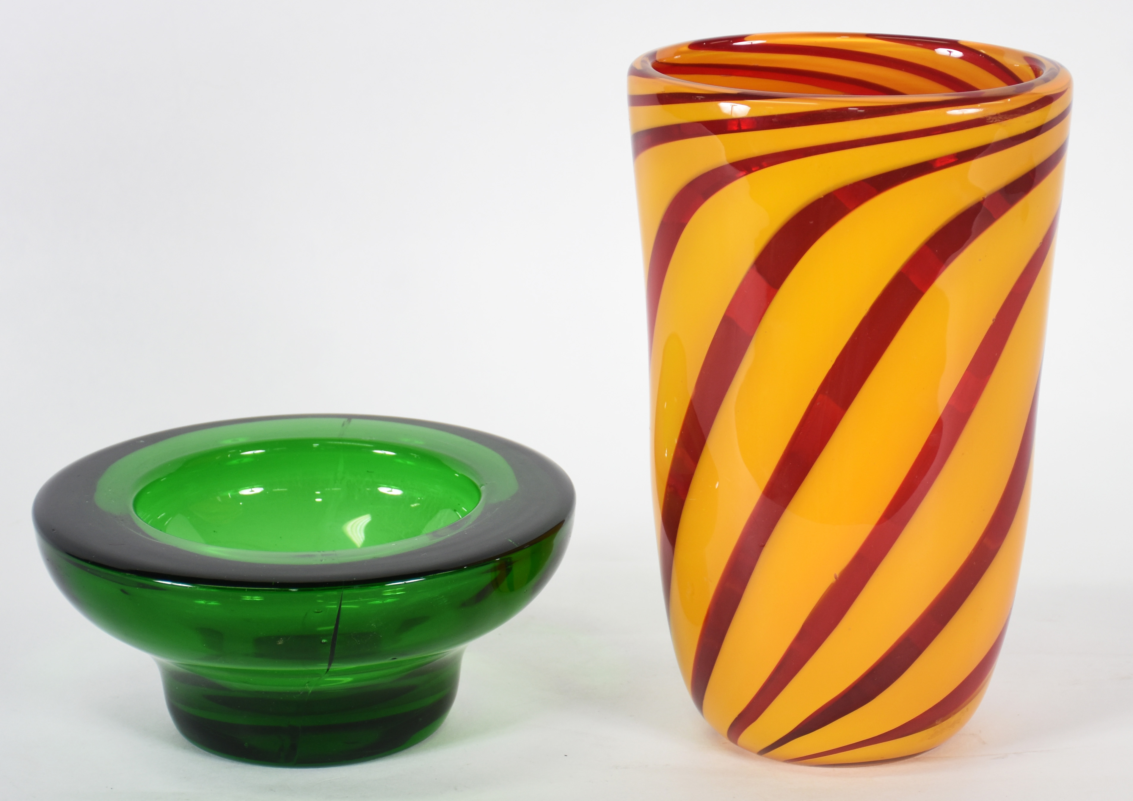 Duas peças de murano, sendo: Vaso nas cores amarelo com linhas... - foto 1 de 4