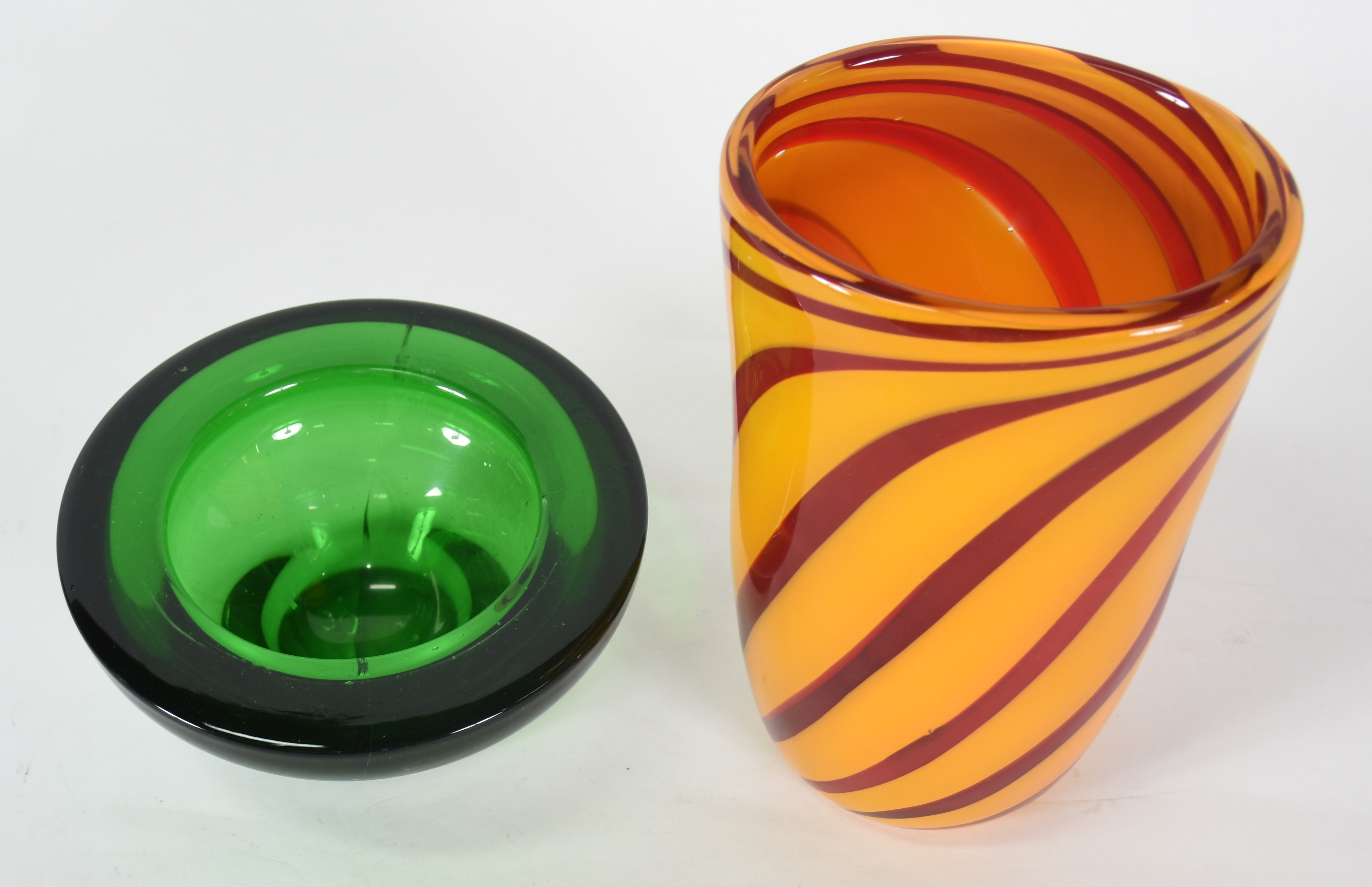 Duas peças de murano, sendo: Vaso nas cores amarelo com linhas... - foto 2 de 4