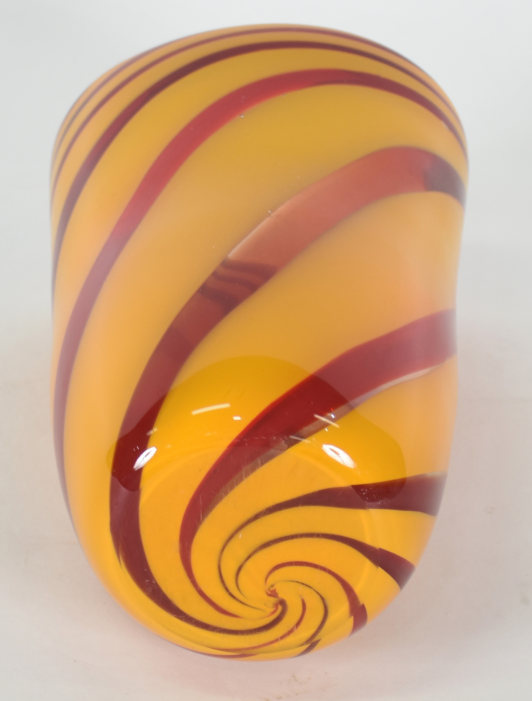 Duas peças de murano, sendo: Vaso nas cores amarelo com linhas... - foto 3 de 4