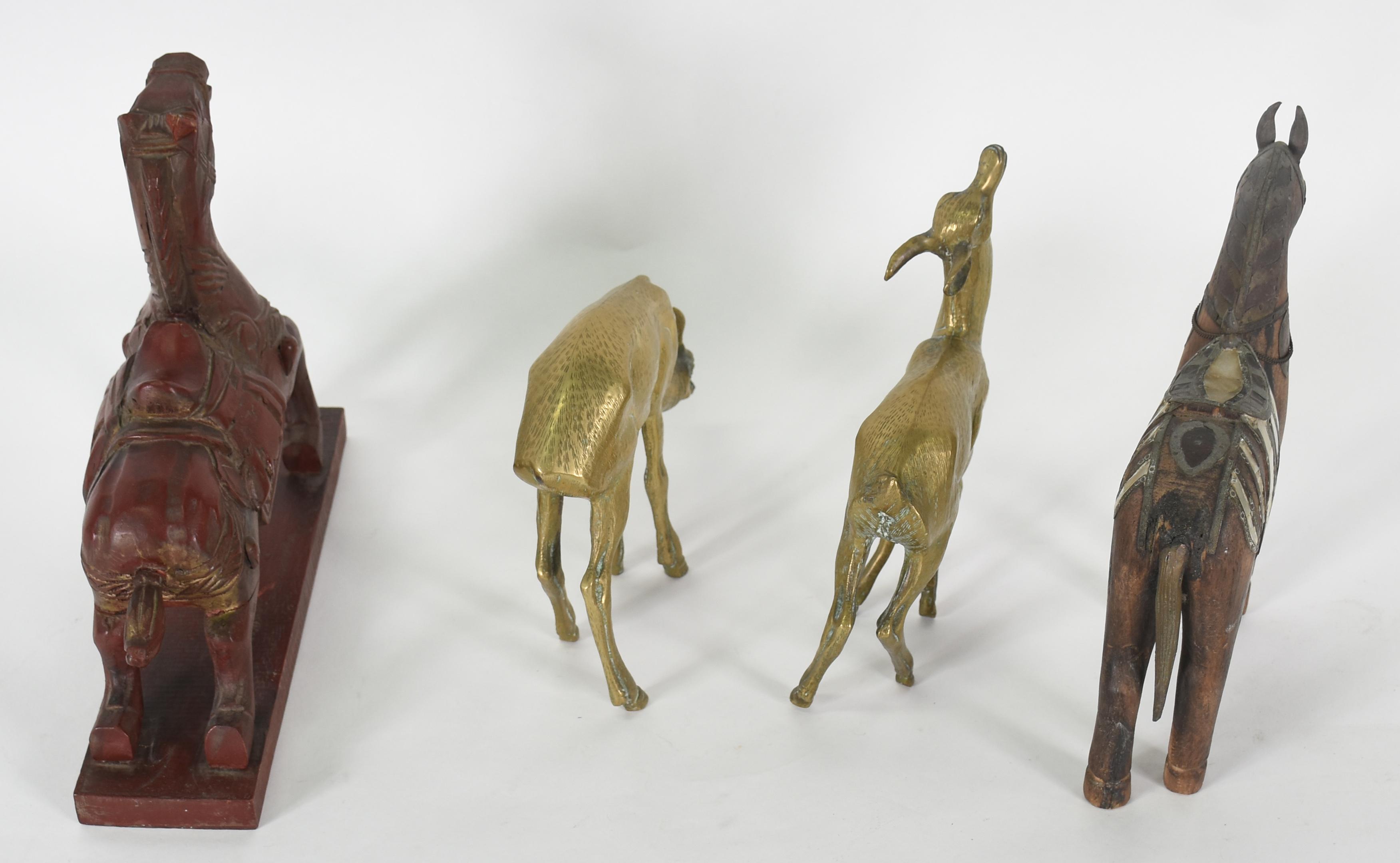 Quatro peças, sendo : 2 cavalos de madeira ( 1 com emendas aparentes... - foto 2 de 5