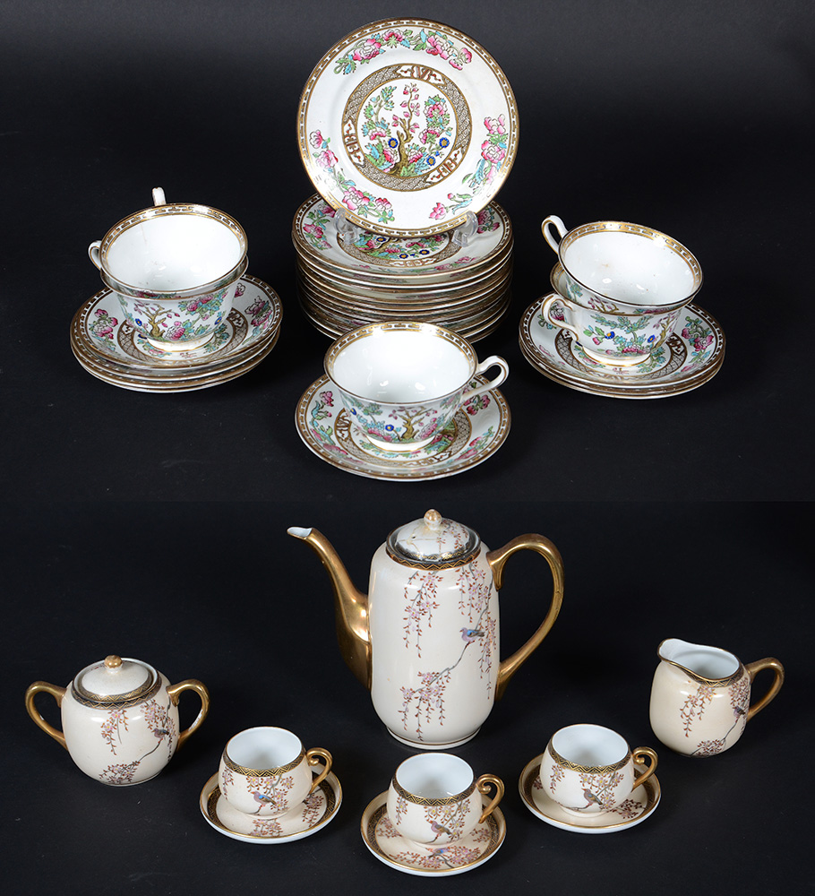 Dois serviços para chá e café, sendo um de porcelana oriental com 3... - foto 1 de 2