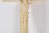 Crucifixo de marfim com figura de Cristo ricame... - Crucifixo de marfim com figura de Cristo ricamente esculpida .