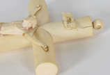 Crucifixo de marfim com figura de Cristo ricame... - Crucifixo de marfim com figura de Cristo ricamente esculpida .