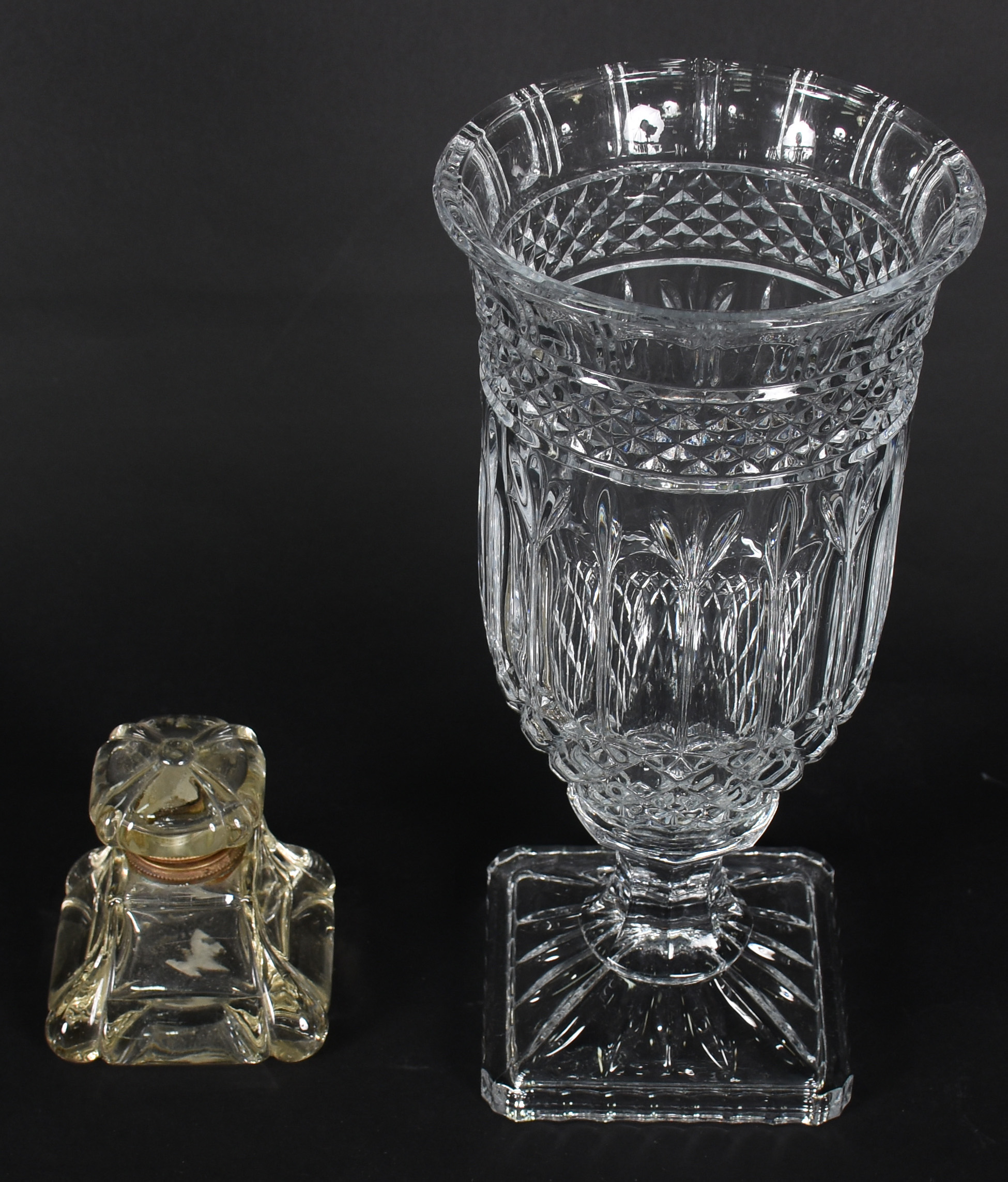 Duas peças de cristal, sendo Vaso para flores e pequeno tinteiro. - foto 2 de 4