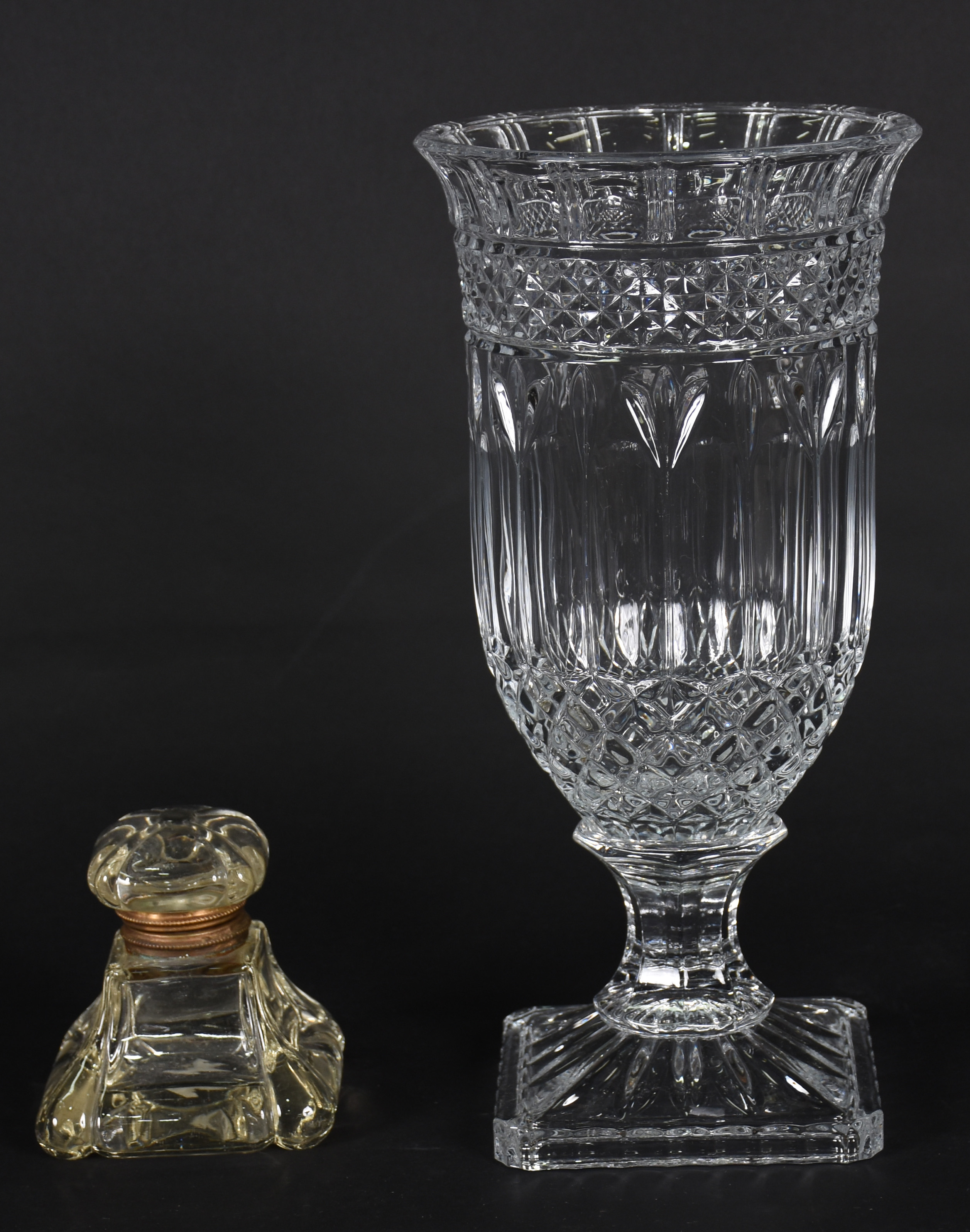 Duas peças de cristal, sendo Vaso para flores e pequeno tinteiro. - foto 1 de 4