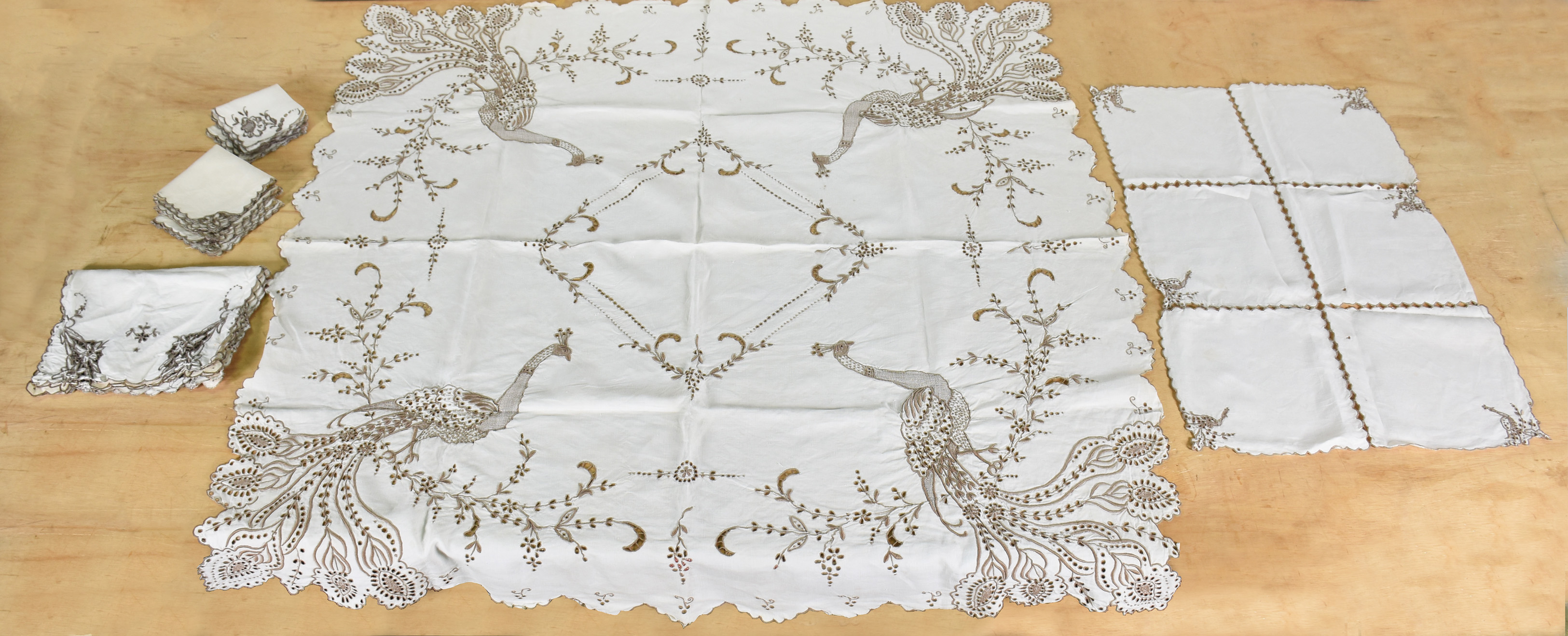 Toalha de mesa de linho bege com bordados e 4 jogos americanos com 6... - foto 1 de 4