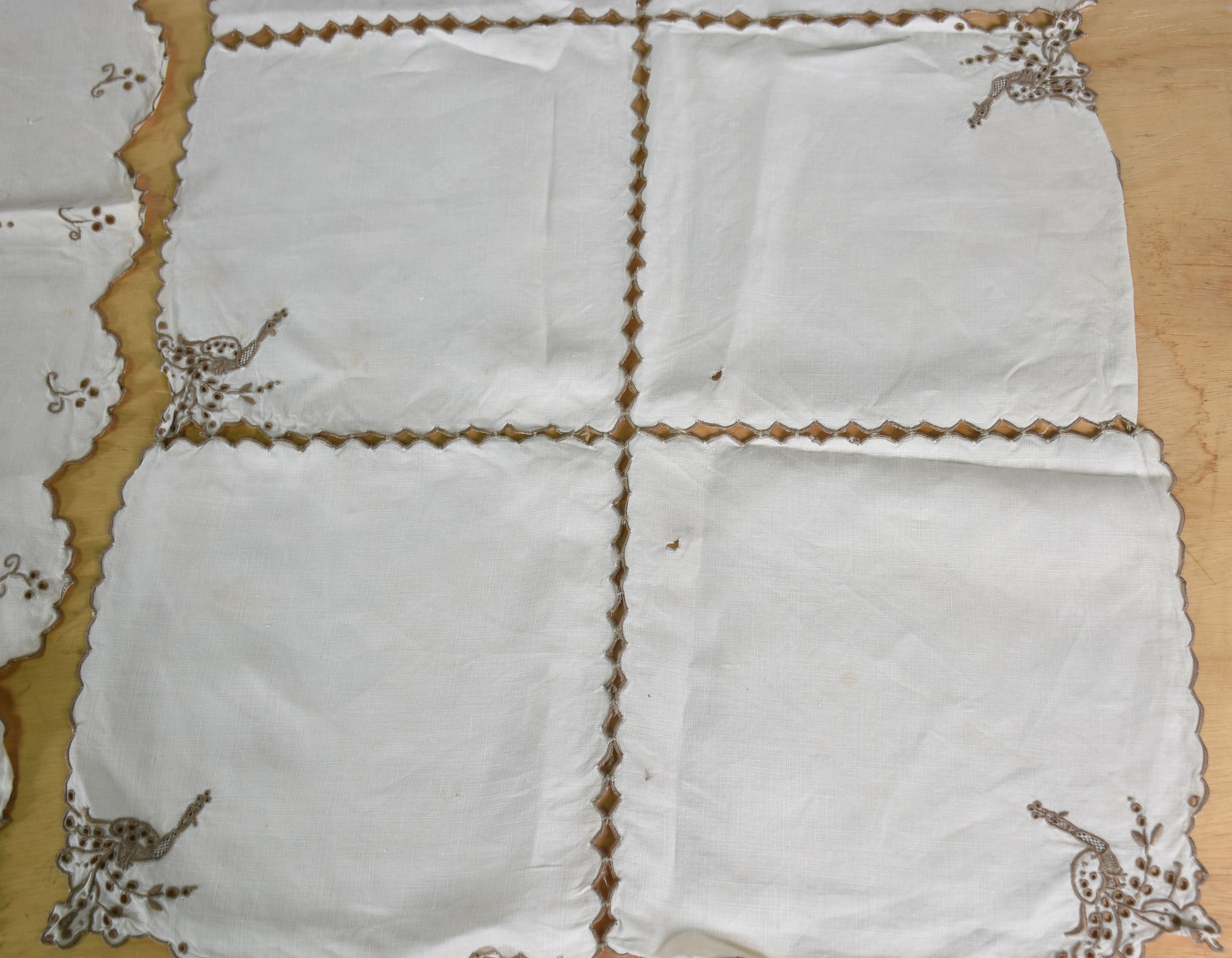 Toalha de mesa de linho bege com bordados e 4 jogos americanos com 6... - foto 3 de 4