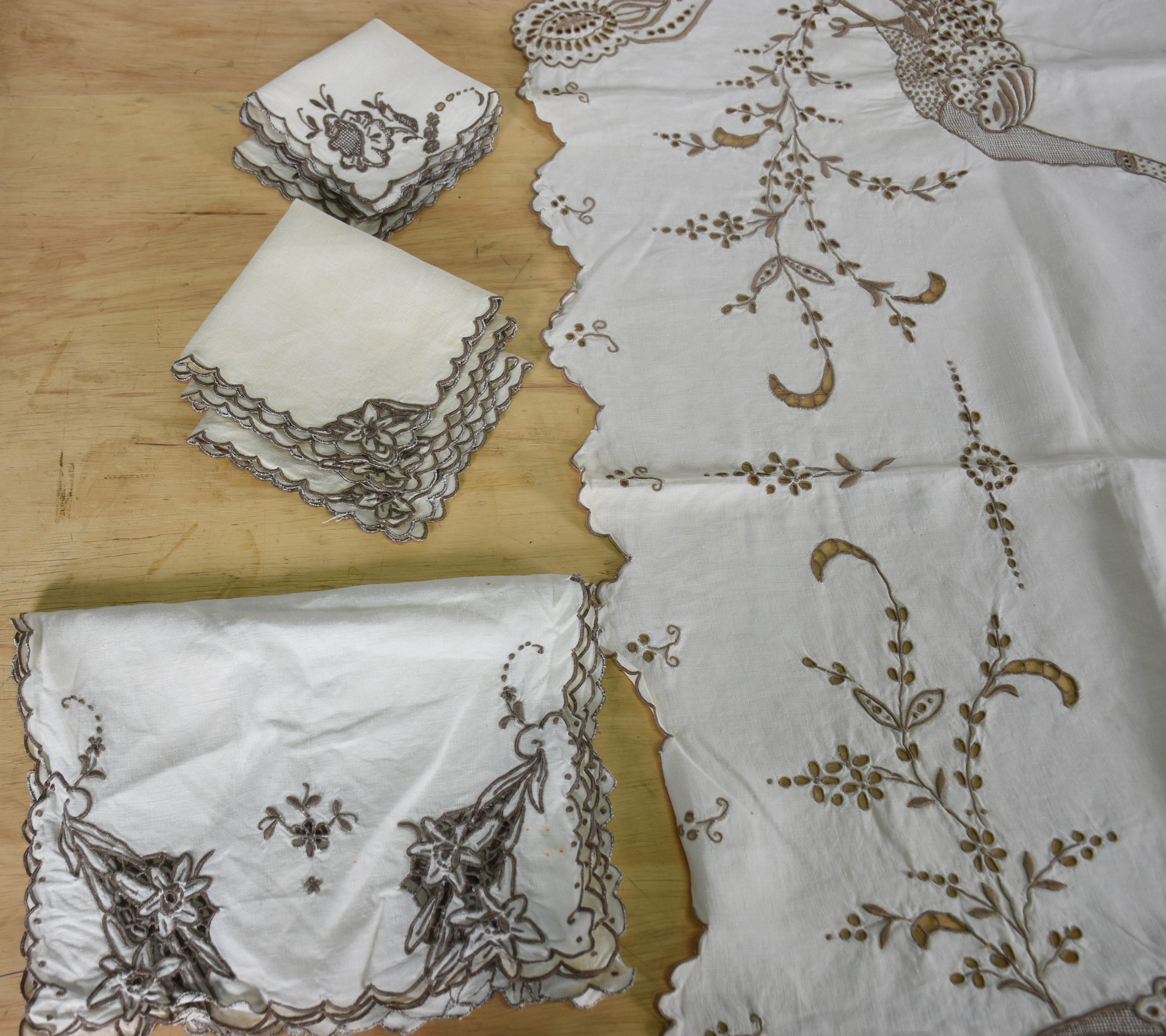 Toalha de mesa de linho bege com bordados e 4 jogos americanos com 6... - foto 4 de 4