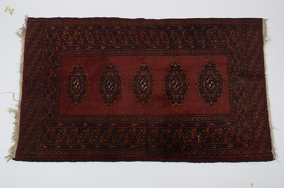 Tapete Pakistan. Medidas 1,23 x 0,76 m. (com rasgo)
