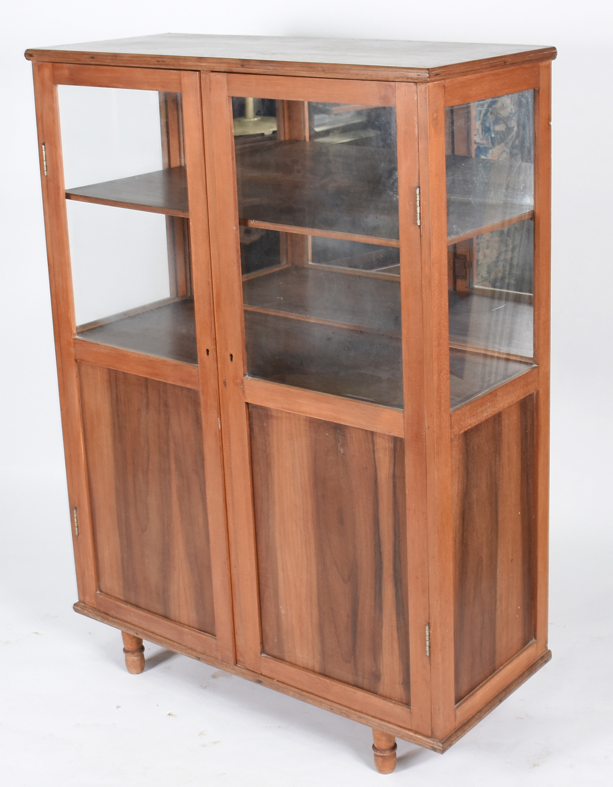 Móvel Vitrine de madeira nobre com 2 portas tendo as partes... - foto 2 de 4