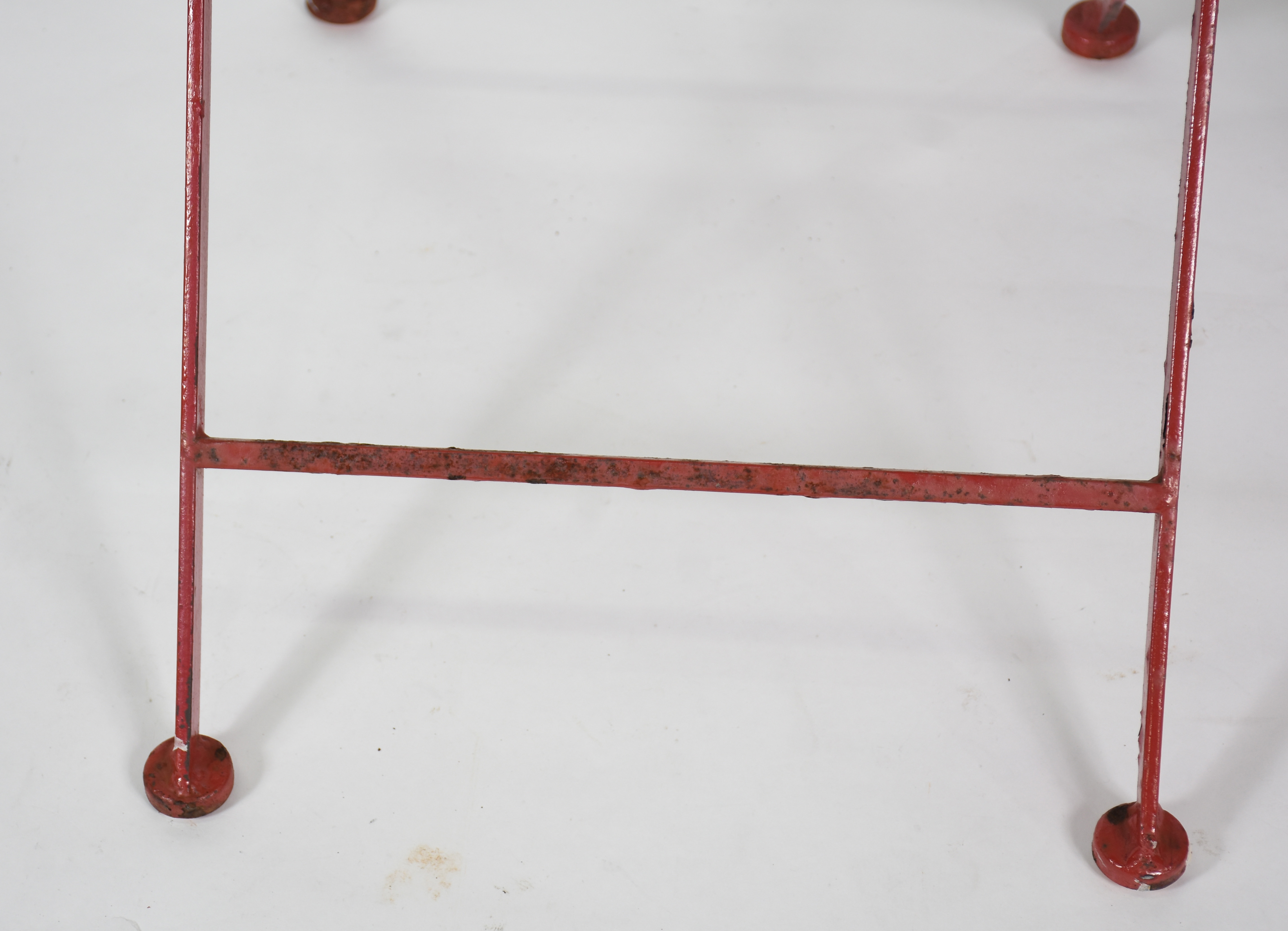 Duas peças, sendo: Cadeira articulada de ferro vermelho e balde para... - foto 3 de 6