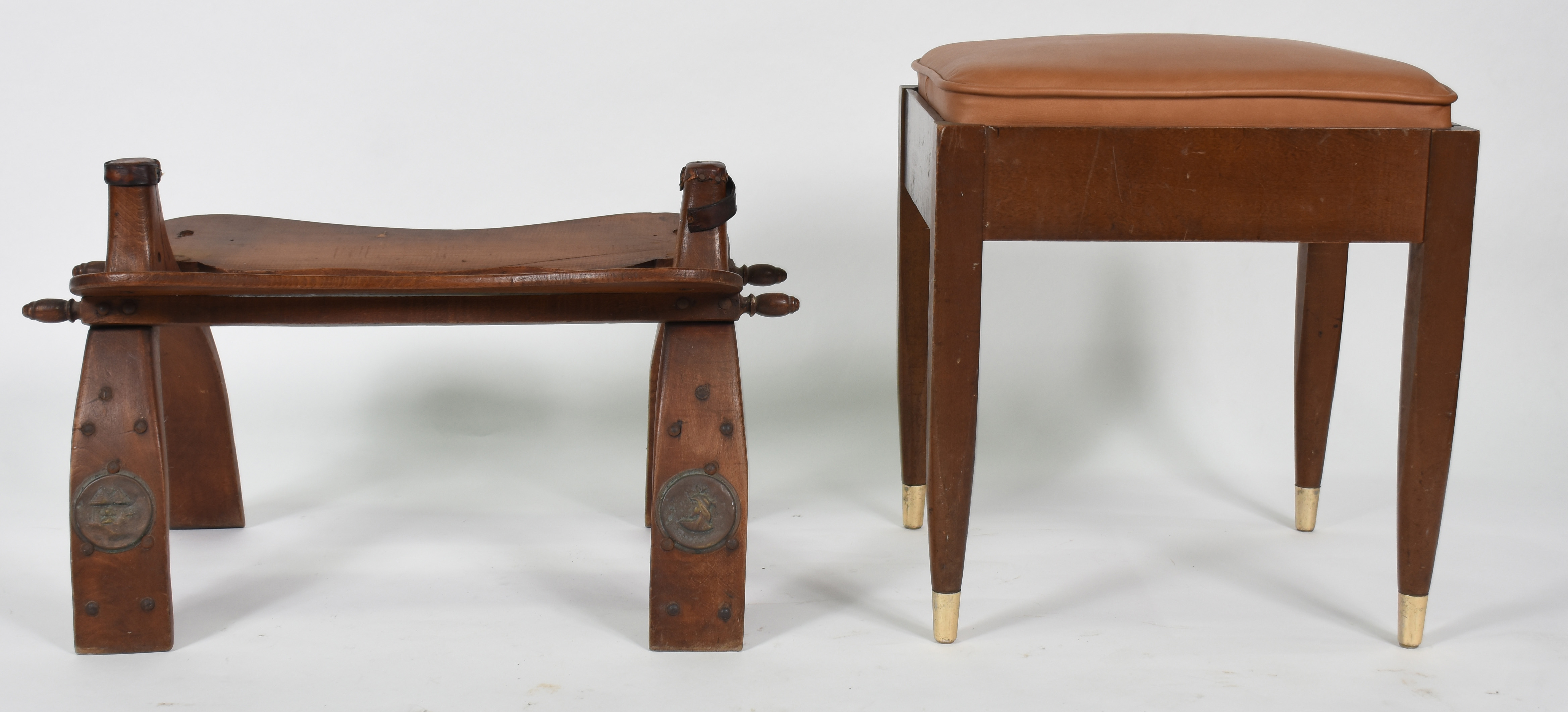 Duas banquetas de madeira nobre, sendo uma com assento estofado e... - foto 2 de 5