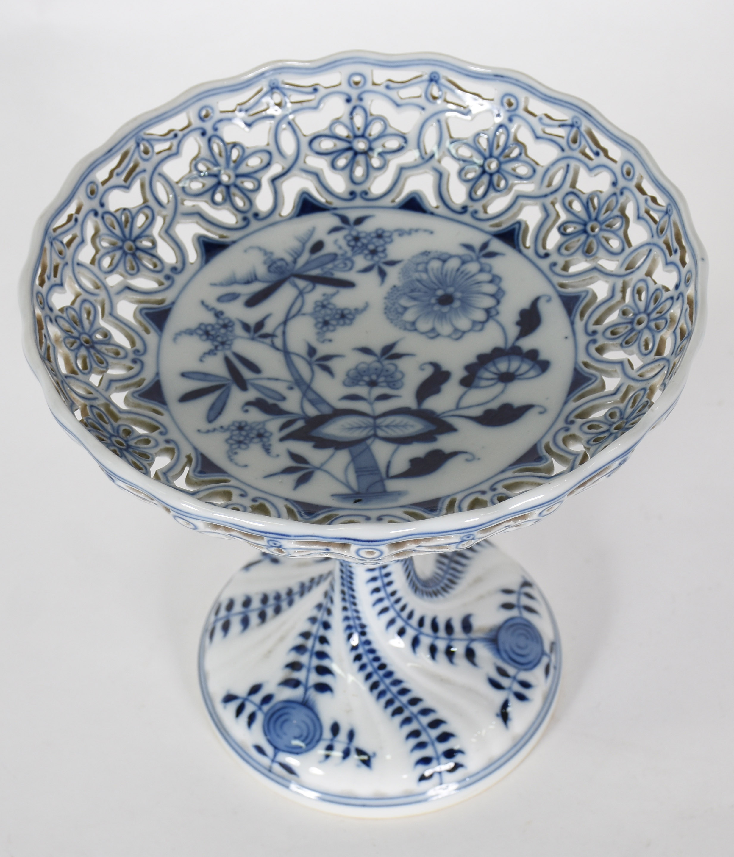 Fruteira Old Berlim de porcelana azul e branca com galeria vazada . - foto 1 de 3